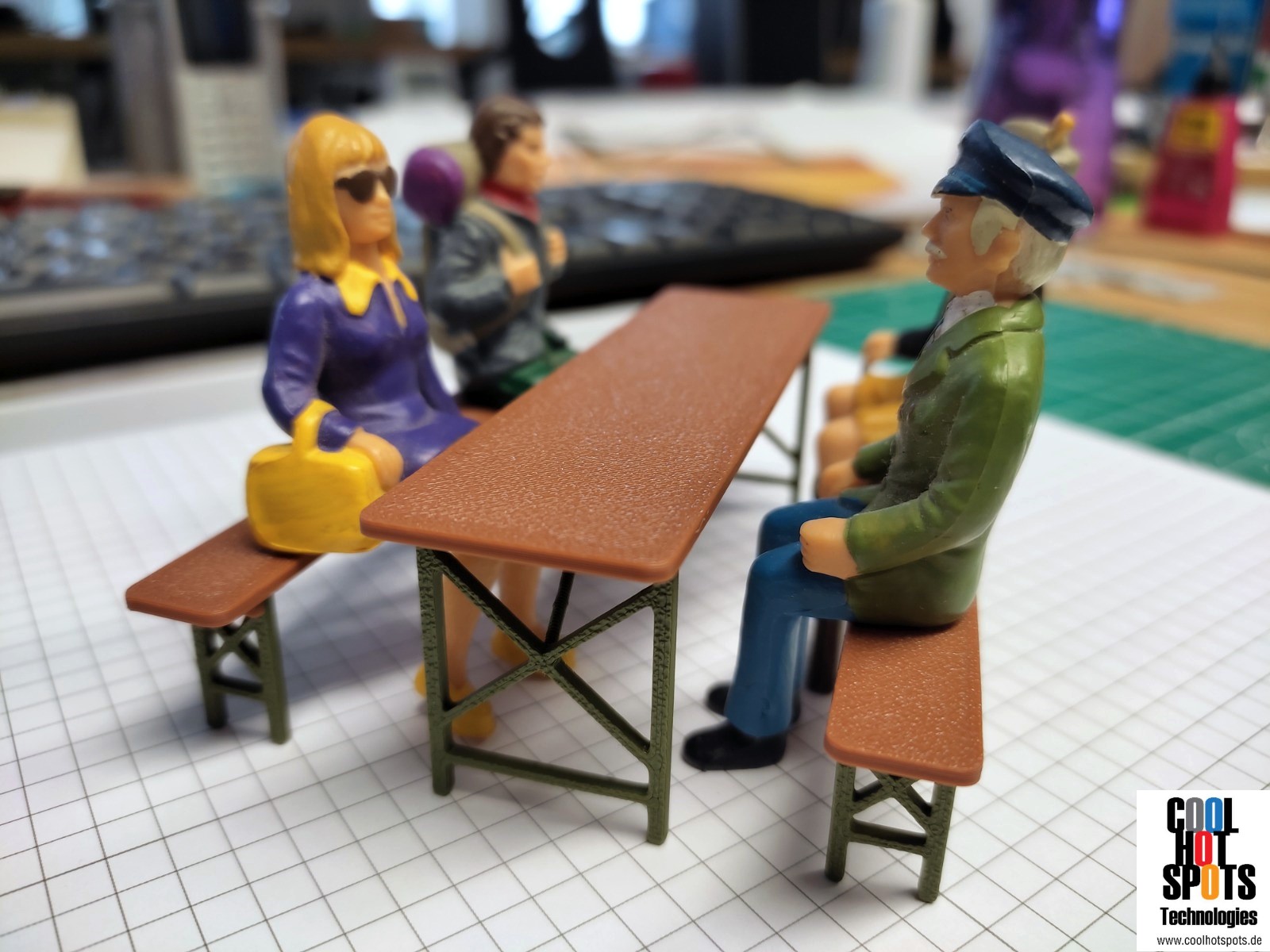 Figuren sind nicht im Preis enthalten. Ffür den Innenbereich werden ein 2-farbiges (braun/grün) unmontiertes Set bestehend aus 2 Bänken und 1 Tisch hergestellt. - Gestell ist nicht klappbar. Preis unmontiert: 7,50 EUR inkl. MwSt. zzgl. Versand. Preis montiert: 8,50 EUr inkl. MwSt. zzgl. Versand für den Außenbereich 1-farbiges (grau) unmontiertes 3-teiliges Set zum Selbst-Bemalen. Gestell nicht klappbar- Preis unmontiert: 8,50 EUR inkl. MwSt. zzgl. Versand. Preis montiert: 9,50 EUR inkl. MwSt. zzgl. Versand. Spezielle Farbauswahl, Staffelpreise und Sonderanfertigungen auf Anfrage.