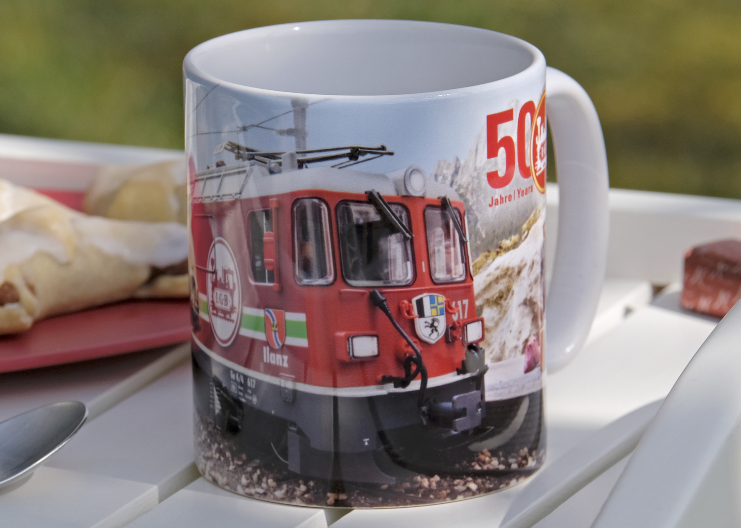 Tasse "50 Jahre LGB" Traditioneller Becher in Stil und Form aus Steingut mit attraktivem Aufdruck der LGB Jubilumslok Ge 4/4 II - Ilanz 617 der RhB. 100% Splmaschinen geeignet Fllmenge 285ml