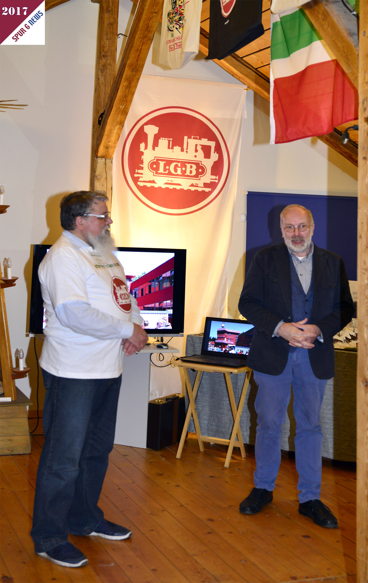 Ein weiterer offizieller Redner bei der Erffnung mit geladenen Gsten in der Bergstadt Marienberg war an dem Freitag Abend Herr Hans-Jrgen Neumann. Viele Jahre, eigentlich Jahrzehnte, ging Herr Neumann in der Saganer Strae in Nrnberg bei Familie Richter, also bei LGB, ein und aus. 20 Jahre war Herr Neumann auch Vorstand unseres LGB Clubs: Club der LGB Freunde Rhein Sieg. Wenn nicht ER, wer dann hat soviel Fach- und Persnlichkeitswissen wie Herr Neumann. Bekannt ist er aktuell durch seine monatlichen Bericht unter www.lgb-much.de. Kritik, Satire, Wahrheit und ein wenig Wehmut klingen da in den Worten wieder. Wird die Firma bei der derzeitigen Preis- und Produktpolitik noch weitere Jahre existieren? Wird aus dem Vakuum seit der Insolvenz von LGB in Nrnberg, wieder die "Gartenbahn" fr das Publikum werden? Da ist nun doch die Glaskugel zu befragen! Durch die elektronischen Medien, also PC, Smartphone, Tablett und Digital hat sich alles rapide und mit Hochgeschwindigkeit verndert. Die Eltern kaufen den Kindern lieber eine Spielekonsole oder einen Heimcomputer und geben dafr auch richtig Geld aus. Geld das dann beim Hobby Modellbahn nicht nur in LGB Kreisen fehlt. Die Spirale dreht sich auch in wirtschaftliche Existenzen nach unten. Heute ist es geil geizig zu sein und viele haben Angst etwas teuerer zu kaufen als im weltweiten Netz zu bekommen ist. Das fhrt einerseits zum Hndlersterben und folglich auch zu einer wirtschaftlichen Reduktion. 