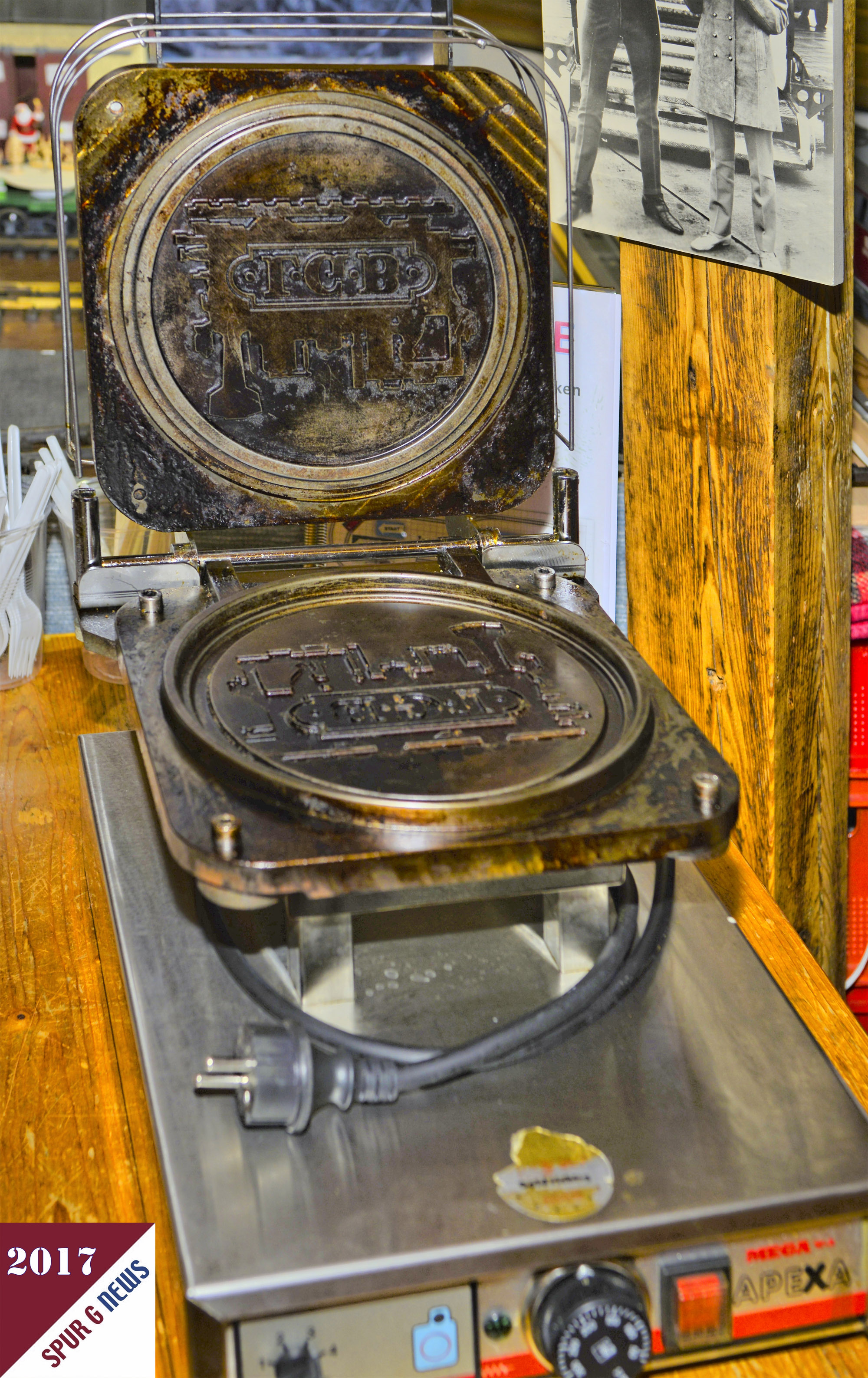 Besucher knnen dann auch eine frisch gebackene "LGB" Waffel mit Staubzucker oder ohne genieen. Das Waffeleisen hierzu ist als Leihgabe von Herrn H.J. Neumann auch Much fr die Dauer der Ausstellung gegeben. 