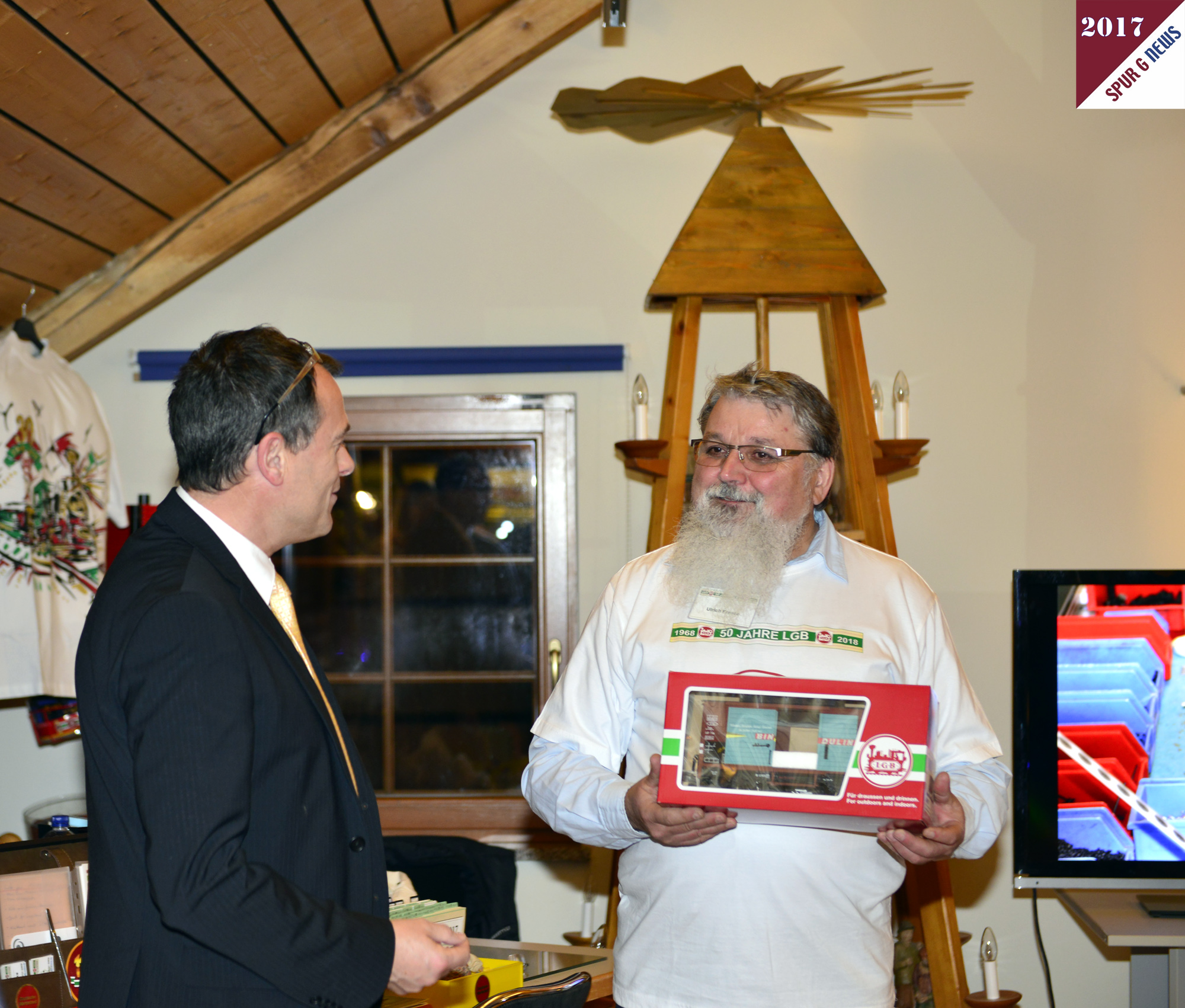 Neben den offiziellen Reden der Verantwortlichen fr das Besucherbergwerk Pferdegpel wurde Herr Ulrich Franke (rechts im Bild) von Herrn Volkmar Lorenz - Reprsentant OST von LGB - mit einem Museumswagen 2016 beglckt. Dieser war bisher nicht in der Sammlung von Familie Franke vorhanden. Selbstverstndlich war dieser Besuch von Herrn Lorenz auch mit den Wnschen der Geschftsleitung an Familie Franke verbunden.