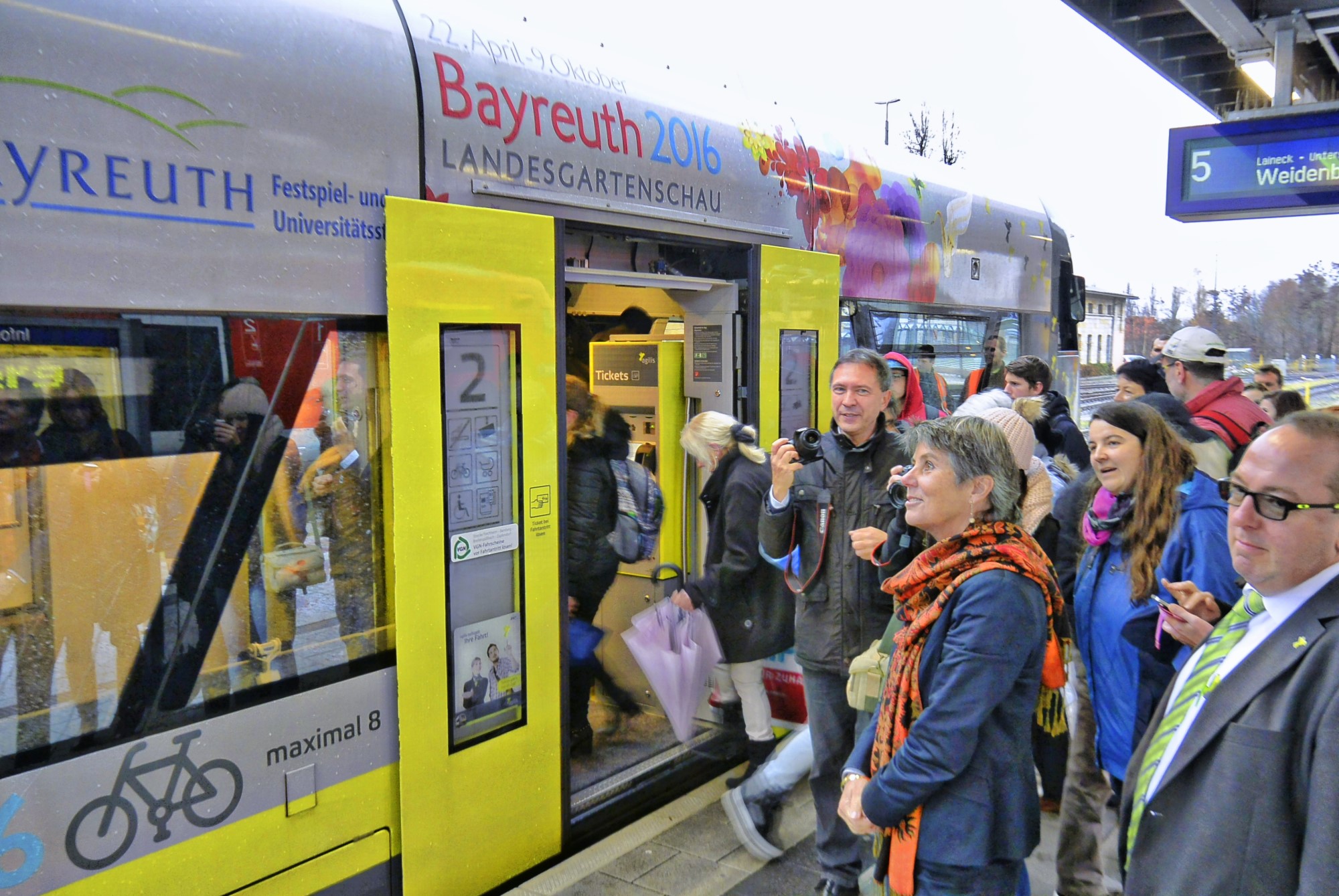 Zge als Botschafter fr die Landesgartenschau 2016 in Bayreuth -Der VT 650.735 - Stadler Regio Shuttle Private wurde heute am 20.11.2015 von Frau Dr. Brigitte Merk-Erbe, Oberbrgermeisterin der Stadt Bayreuth, offiziell als Botschafter eingesetzt. Ein weiterer Triebzug von Alstom Transport Deutschland Typ Coradia Continental - 440 417 ist sogar berregional im Einsatz und fhrt im Netz der agilis MItte (Regensburger Stern inkl. Donautalbahn). Gesichtet wurde der als "Flower Power" bezeichnetete werbende Zug fr die Landesgartenschau 2016 in Bayreuth am Regensburger Hauptbahnhof. Dieser Coradia Continetal  Zug war Richtung Ulm unterwegs.