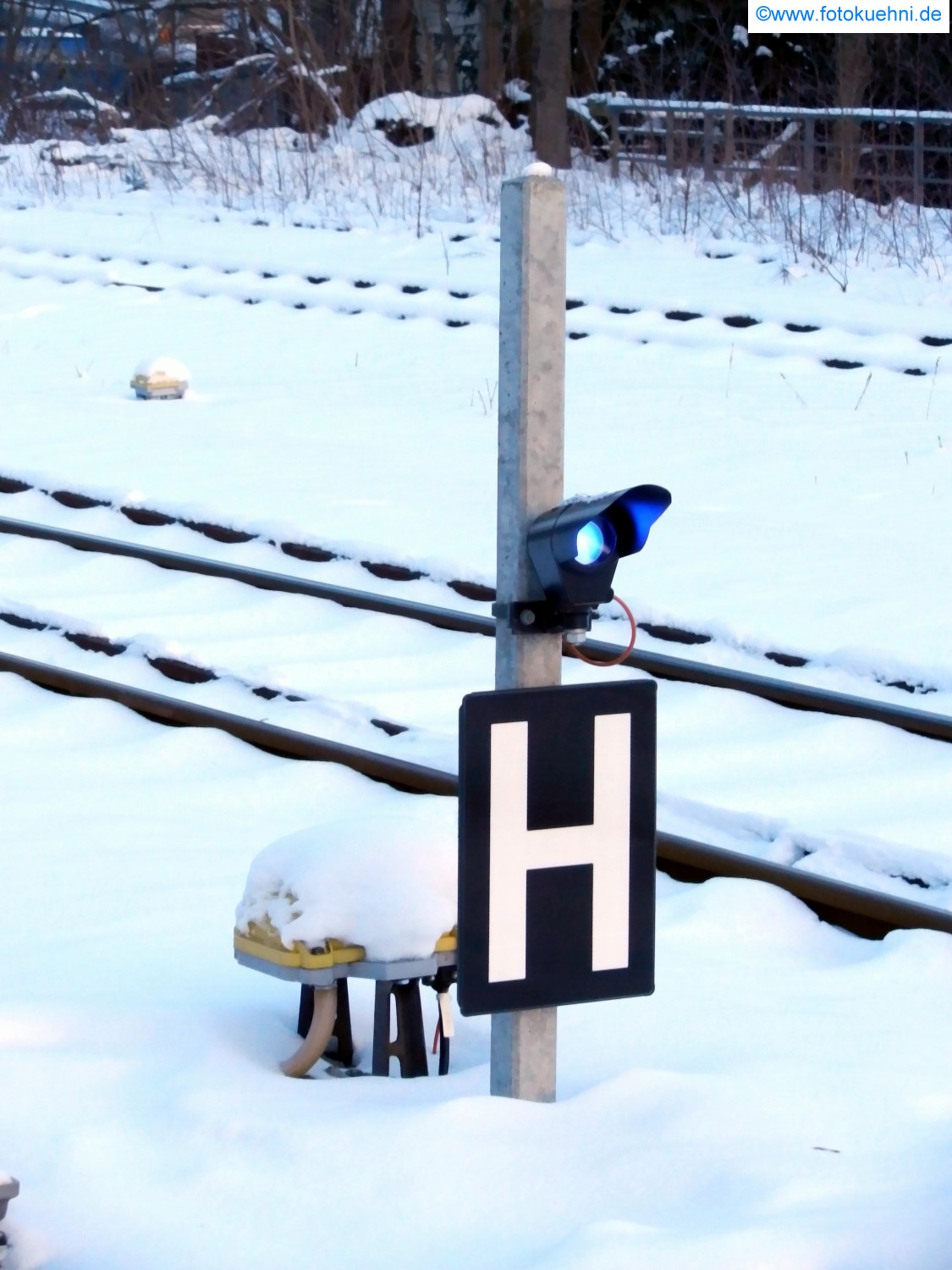 Haltetafel mit blauem Licht - Bahnhof Sebnitz am 26.01.2013