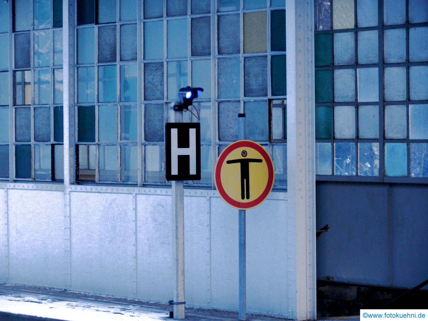 Haltepunkt mit blauem Licht - Bahnhof Sebnitz 26.01.2013