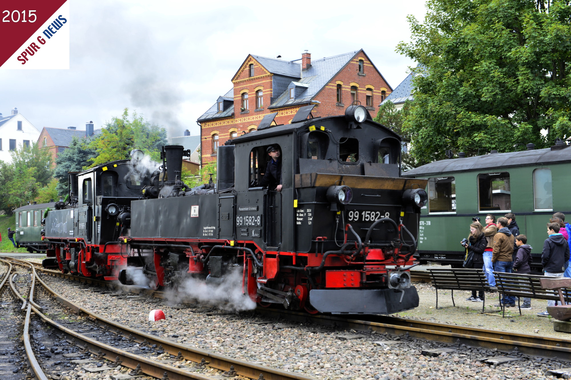 Im Bahnhof Schnheide "Mitte", also bei der Museumsbahn Schnheide, wurde auch am 26. und 27. September 2015 gefeiert. Hier die schsische IV K 99 1581-8 bei der Bereitstellung des Personenzuges am Bahnhof "Mitte" in Schnheide. Diesmal der 27. September 2015 - also gut ein Jahr spter.