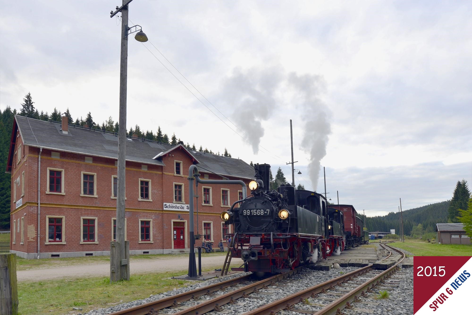 Warum dieses VIII. WCd-Schmalspurbahnfestival von uns besucht wurde lesen sie in einem Bericht in unserem Spur G Magazin in den nchsten Ausgaben. Auch fr die Freunde der Gartenbahn wurde hier gezeigt wie das Original der Lehmann Schmalspurbahnen dann aussieht und noch immer funktioniert. Neben den schsischen IV Originalen wurden auch Rollwagen mit Gterwagen aus der DR Zeit gezeigt. Schnheide Sd hat neben dem Regelspuranschluss auch die Schmalspur beheimatet