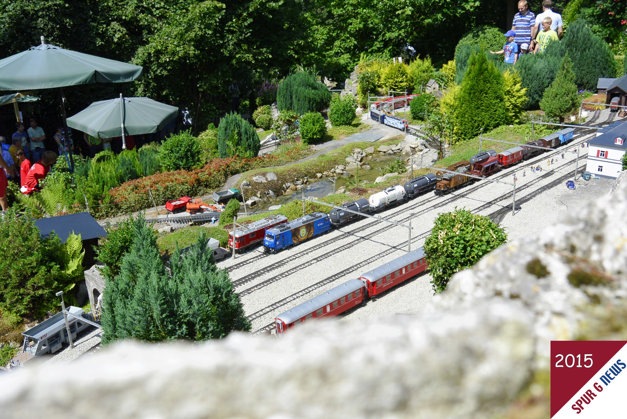 Fr unsere Leser haben wir den Aufstieg zum Gipfelkamm der Anlage in Eschershausen bewltigt. Der Ausblick auf 4 Ebenen Modellbahn ist mit einem Hhenunterschied von 6 Metern einfach genial total. Auch die Kombination der Lokomotiven und der Zugkompositionen ist der Familie Timpert und den LGB Freunden auf der Anlage wieder toll gelungen. 