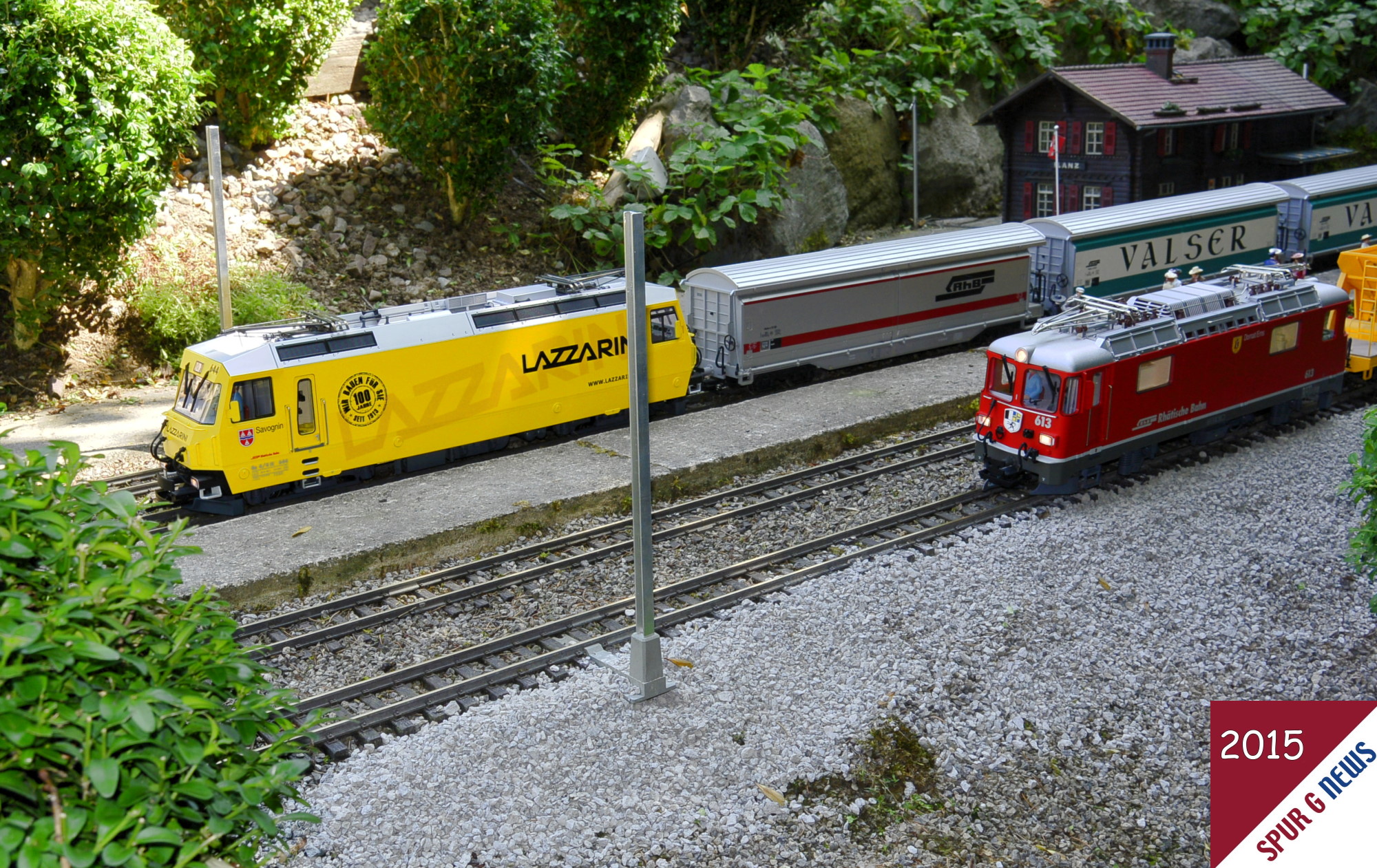 Im Bahnhof Ilanz stehen zwei Gterzge zur Weiterfahrt bereit. Links die Werbelok Lazzarini, Ge 4/4 III, mit einem Schiebewandwagenzug und rechts eine Ge 4/4 II Domat/Ems in Originalausfhrung mit einem Schotterwagenzug. Im Vordergrund ist zu erkennen, warum der Schotterzug hier halt machte. Der Bahnhofsuntergrund und die Oberleitung mssen auch auf der Modellbahnen erneuert werden. 