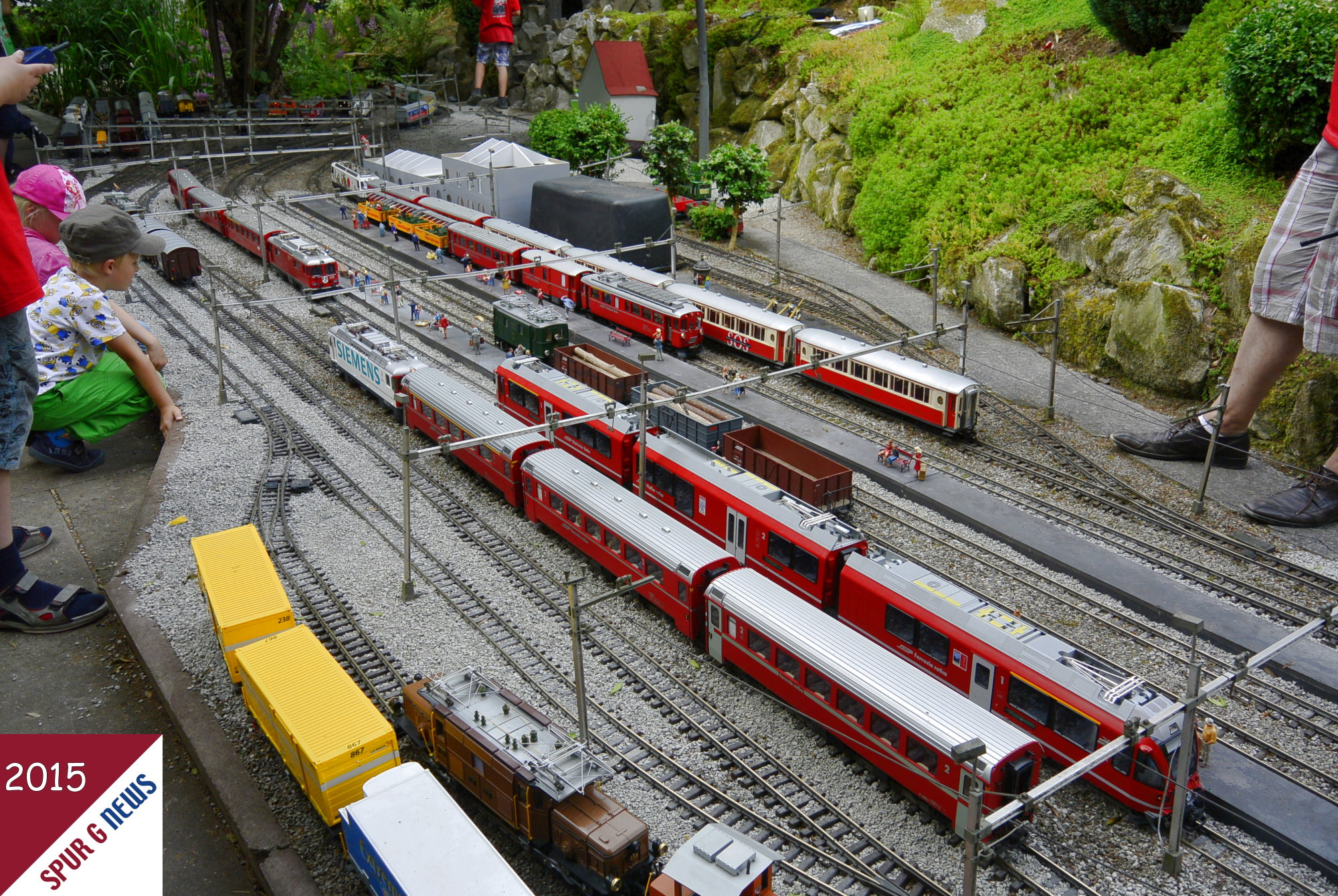 Der groe Bahnhof auf der Anlage der LGB Freunde Ith in Eschershausen. Hier werden Zge bereitgestellt zur Weiterfahrt oder ein Zugwechsel abgewartet. Ob Krokodil, Oldtimer die zuverlssigen Ge 4/4 II oder Treibzug Allegra - alles vorhanden in der sehr schnen Miniaturwelt. 