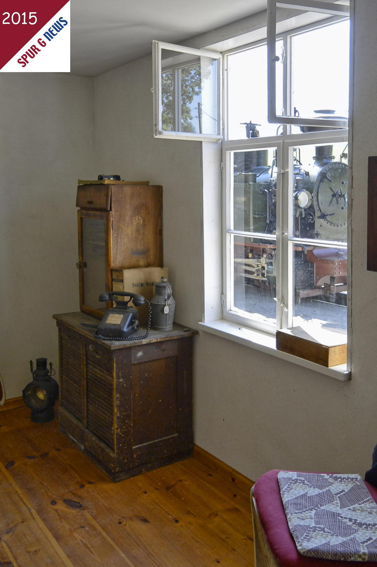 Das Bahnhofsgebude wurde vom Verein Schwarzbachbahn auch in liebevollster Kleinarbeit restauriert und um die Betriebszeit von 1897 bis 1951 eingerichtet. Hier vor dem Telefon und dem Fenster hatte der Aufsichtsbeamte dann einen guten Blick auf die im Bahnhof stehende Lokomotive. Hier steht die Gastlok, die schsische I V Nr. 54. 