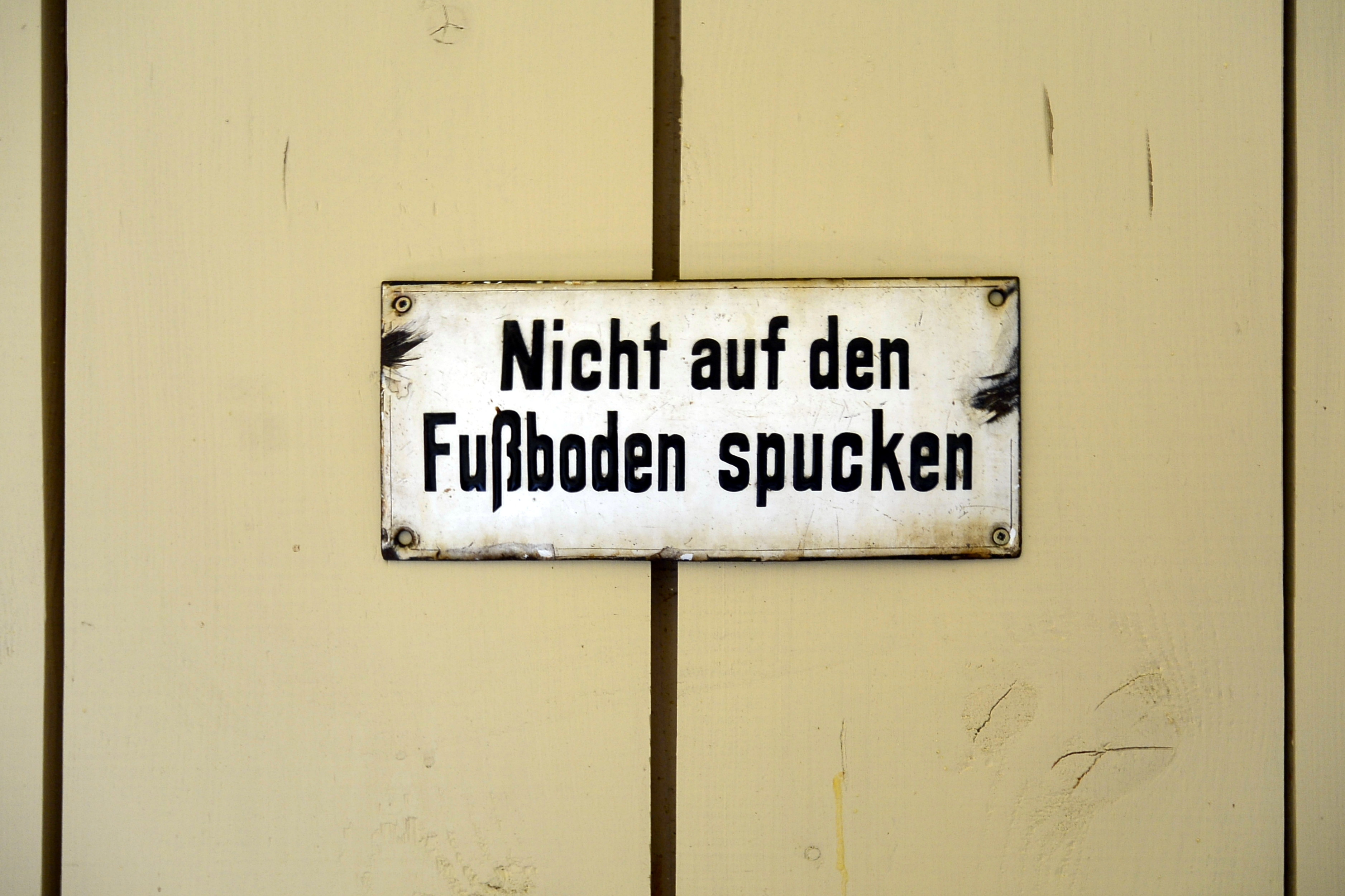 Auch so ein Schild darf in der Wartehalle nicht fehlen! Zur damaligen Zeit sicherlich ein durch Kautabak oder sonstiger Mundhygiene zu unterbleibendes bel. 