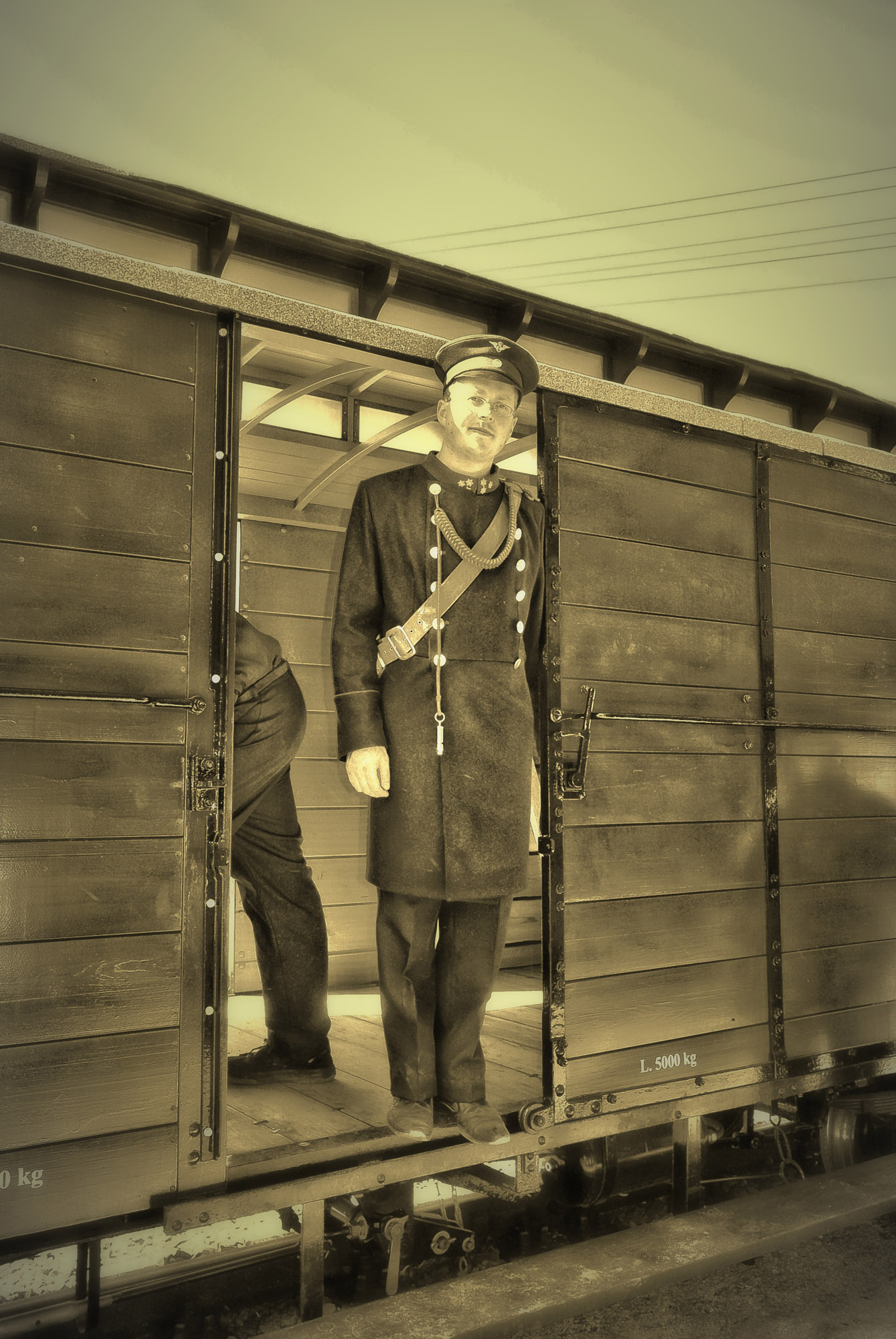 Sah der junge Zugbegleiter um 1900 so aus? Heutzutage ist es, dank Bildbearbeitungsprogrammen mglich sich in die gute alte Zeit versetzen zu lassen, ohne irgend eine Postkarte oder ein analoges Foto aus dieser Epoche zu haben. 