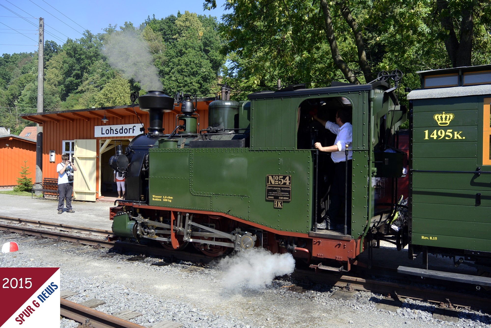 Die Besucher konnten sich auf eine Zeitreise beim Museumsfest in Lohsdorf begeben. Um 115 Jahre zurckversetzt, also in die Zeit um 1900, wurde ein Kniglich schsischer Dampfzug mit einer Schsischen I K, zwei Reisezugwagen der III. und IV. Klasse sowie dem perfekt vom Verein restaurierten Zugfhrerwagen K 2009, bereit gestellt und betrieben. Also Echtdampf mit einem kleinen, feinen Zug.