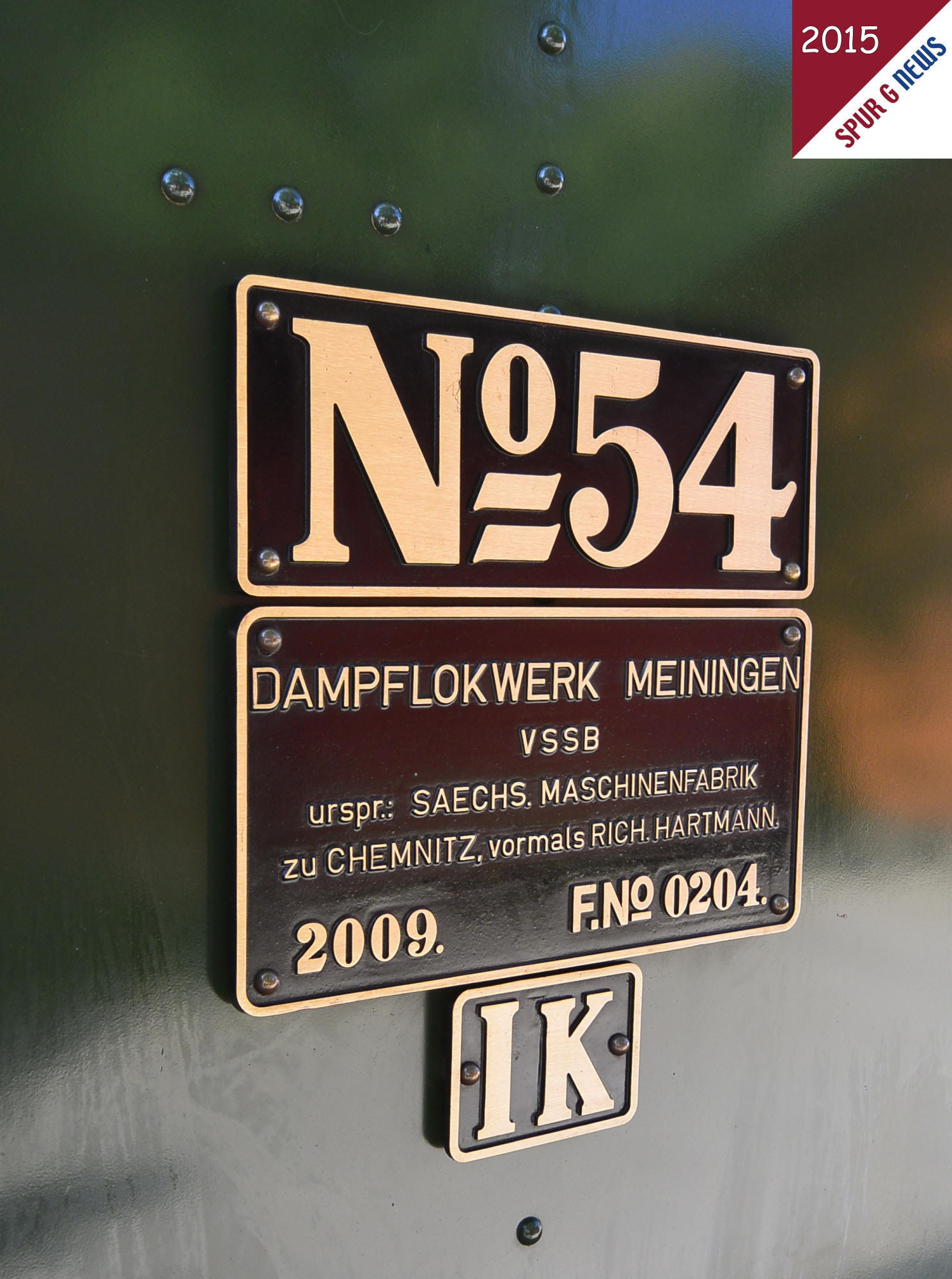 Das Schild an der Originaldampflok, Schsische I K No. 54, ist "erhaben" angebracht und festgenietet. Bei der Modellok wurde es aufgedruckt. Auch hier ist erlaubt was gefllt an der Modellbahn. 