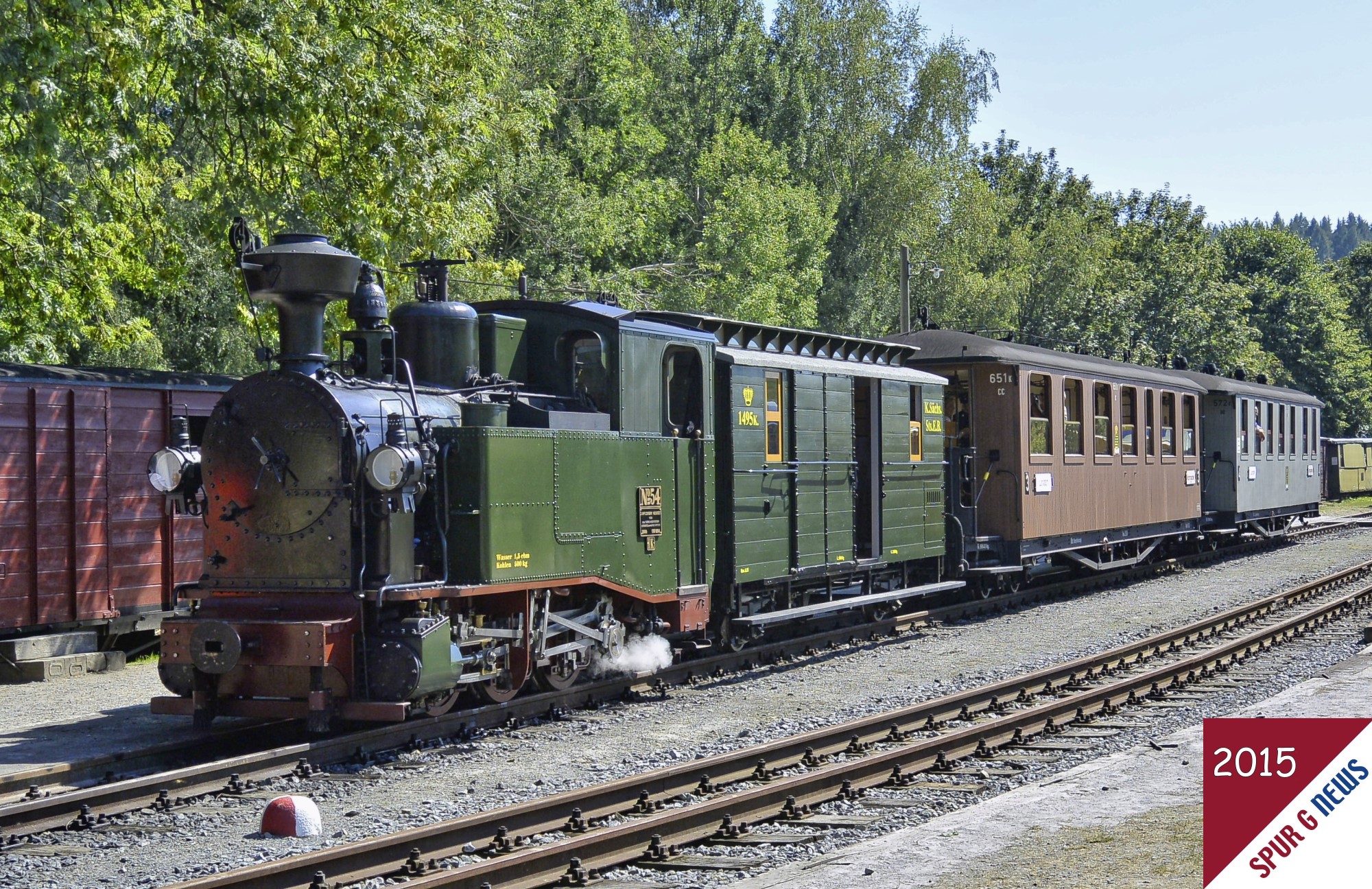 Wie im 19. Jahrhundert: Kniglich schsischer Dampfzug mit der Lok I K No. 54, dem Zugfhrerwagen K 2009 sowie dem Wagen der 3. Klasse (braun) und dem Wagen der 4. Klasse (grau). Bereitgestellt fr die kurze Bahnhofsausfahrt beim Bahnhofsfest in Lohsdorf in Sachsen. 