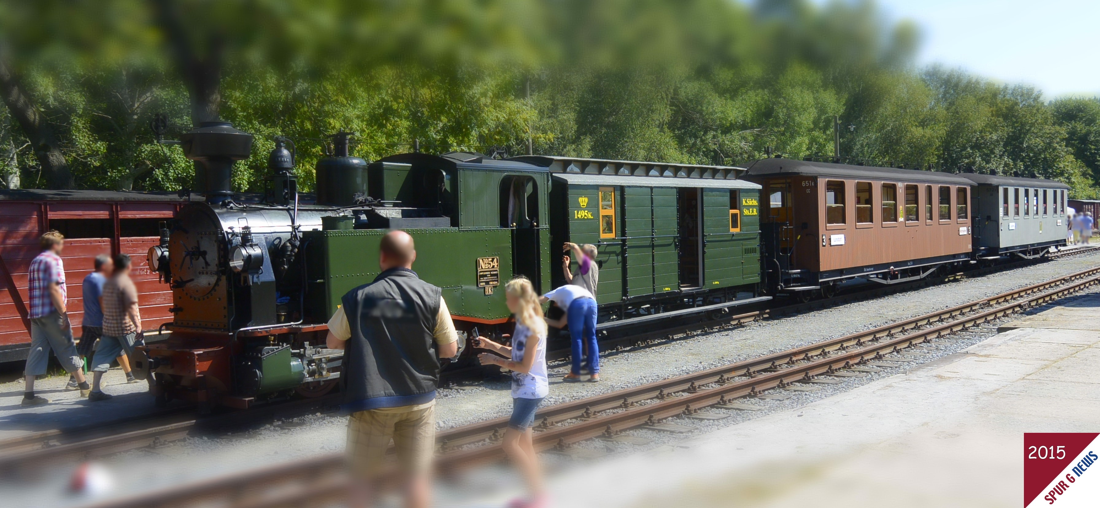 Sieht aus wie auf einer Modellbahn, ist aber der Originalzug. Bespannt mit der Schsischen I K Nr. 54 Neubaudampflok verkehrte der Zug beim Bahnhofsfest in Lohsdorf/Sachsen am 30.08.2015 alle 30 Minuten. Zur vollen und halben Stunde wurde mit Sicherung am Bahnbergang die kurze Strecke vom Bahnhof Richtung Ehrenberg gedampft. Das gute dabei: der Eintritt von 4,00 EUR hat gleich die Fahrkarte fr das Dampfvergngen beinhaltet. Es bewahrheitet sich immer: Eine Dampflok ist schn, ein Dampfzug ist eine Augenweide. 