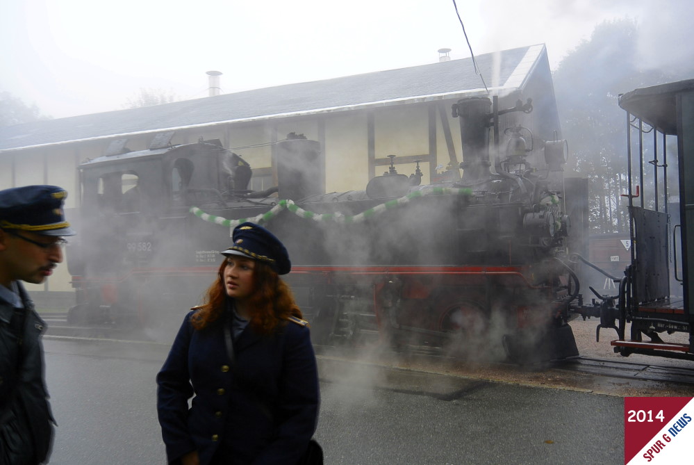 Der Verein der Museumsbahn Schnheide fhrt nicht nur die Originallokomotiven, sondern hat auch Schaffner und Schaffnerinnen als begeisterte und aktive Helfer vor Ort. 