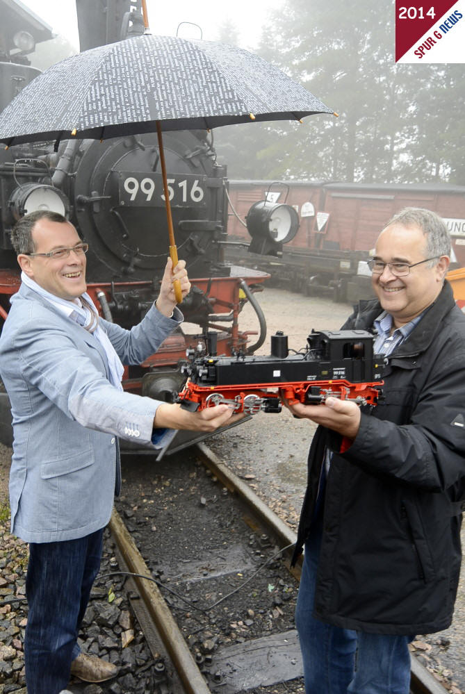 Das rechte Bild zeigt die Freude von Herrn Lorenz und Herrn Schumann bei der Lokbergabe. Der Schirm ist fr Herrn Lorenz, damit die gute Jacke nicht durchnsst wird. Das Modell der schsischen IV K und Herr Schumann vertragen den Regen schon dauerhaft. 