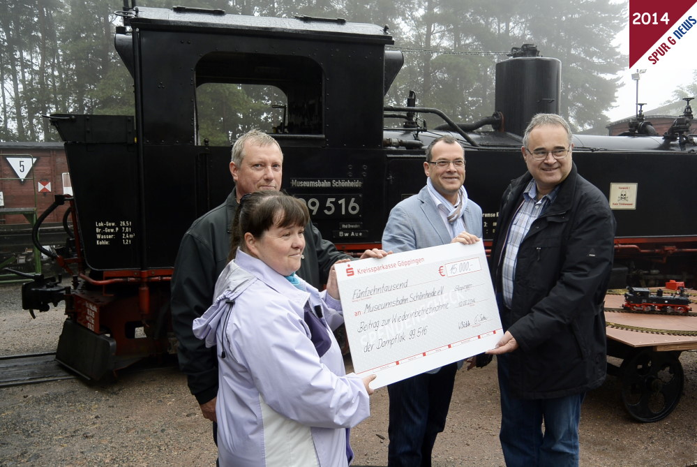 Spendenbergabe fr die Museumsbahn Schnheide in Sachsen von LGB. Die Kassierering und der 1. Vorsitzende der Museumsbahn Schnheide konnten aus den Hnden von Vertriebsleiter Herrn Lorenz und Produktmanager LGB Herrn Schumann den Scheck fr die Resautrierung bernehmen. 