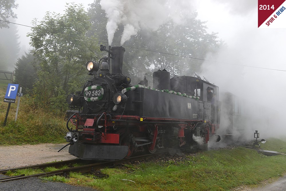 Mit der betriebsfhigen Lokomotive BR 99 582 wurde Vormittags und Nachmittags nach Plan gefahren. Hier kommt der Zug mit zwei Personenwagen, dem CabrioWagen und einem Gepckwagen zurck von der ersten Fahrt. 