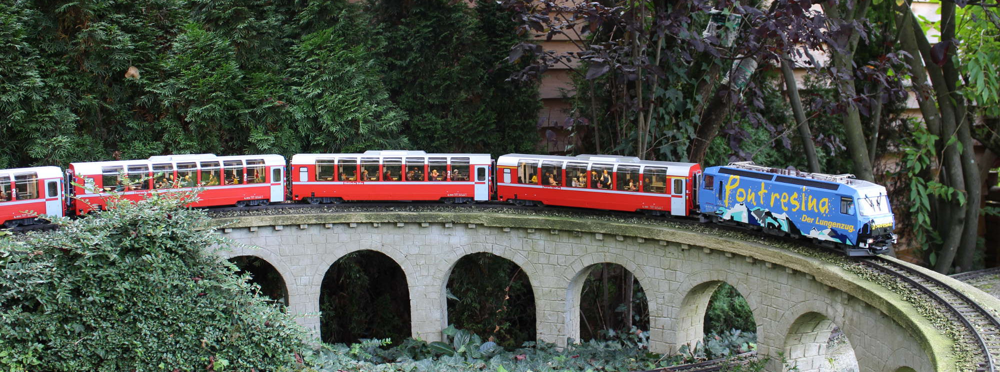 RhB Zug mit Pontresina "Lungenzug" Lok und Aussichtswagen die auch "belebt" sind. 