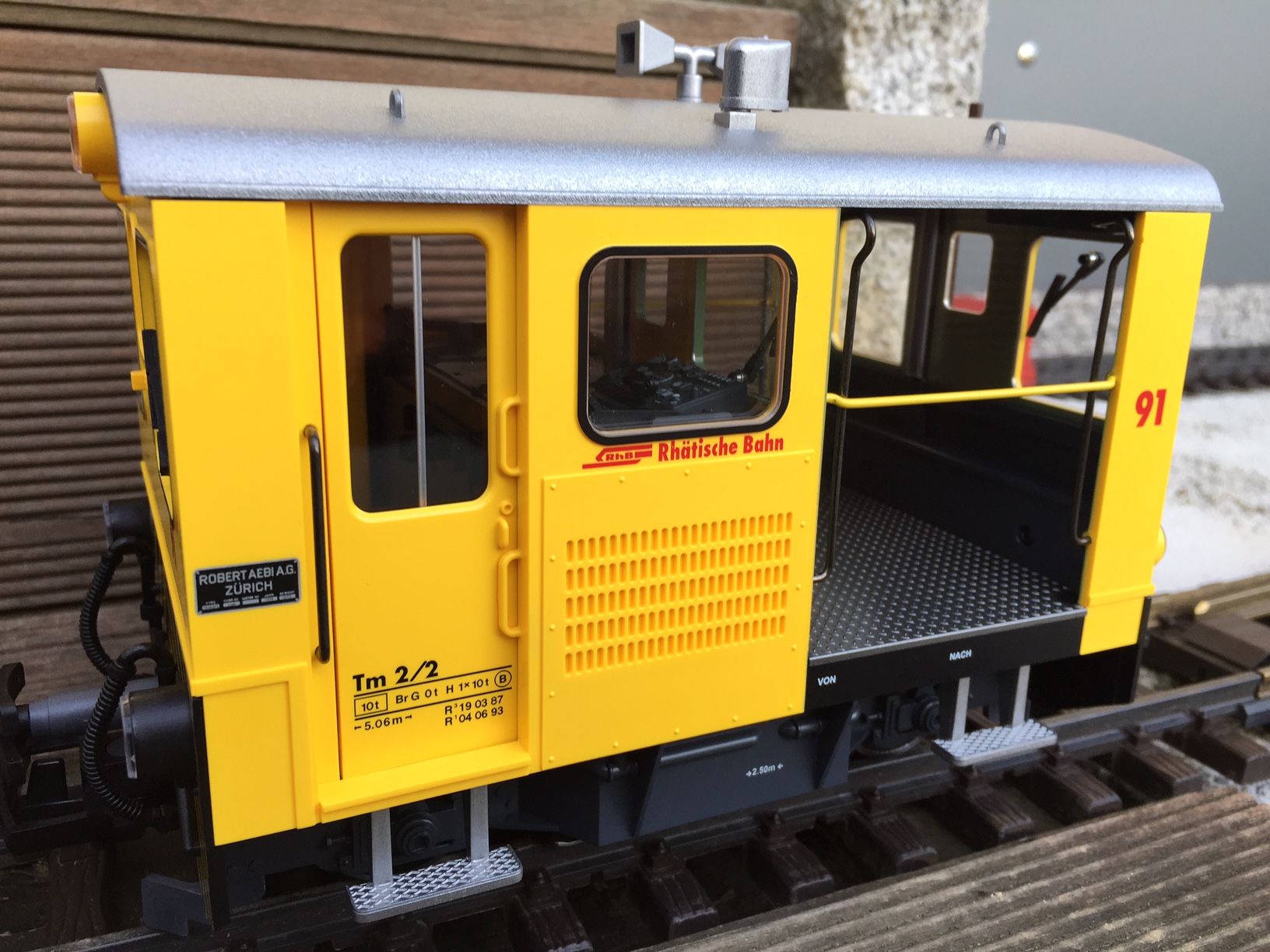 gelber Schienentraktor der RhB als Modell von LGB mit bndigen Fenstern. 