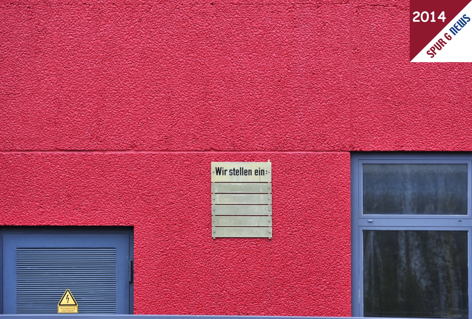 "Wir stellen ein:" Dieses Schild ist immer noch am Seitenflgel, links vom Eingang zur Verwaltung, angebracht.