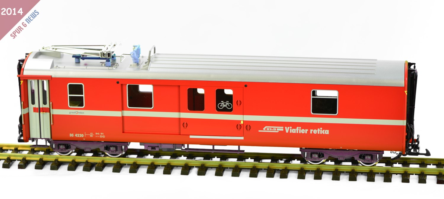 Zwischen 2009 und 2011 erhielten die Gepckwagen der Serie 4219 bis 4226 einen Stromabnehmer fr die Stromversorgung fr einen Teil des Zuges (Heizung/Klimaanlage). Dadurch mssen die Sekundrstromkreise der Loks weniger Strom liefern, was die Leistung der Loks dementsprechend erhht. Das LGB Modell gibt einen solchen Wagen des Typs "DS" vorbildgerecht wieder. Der Stromabnehmer lsst sich manuell ein- und ausklappen, die Tren am Modell lassen sich vorbildgerecht ffnen. Das Fahrzeug ist aufwendig und fein lackiert und beschriftet. Metallradstze. Lnge ber Puffer ca. 62 cm