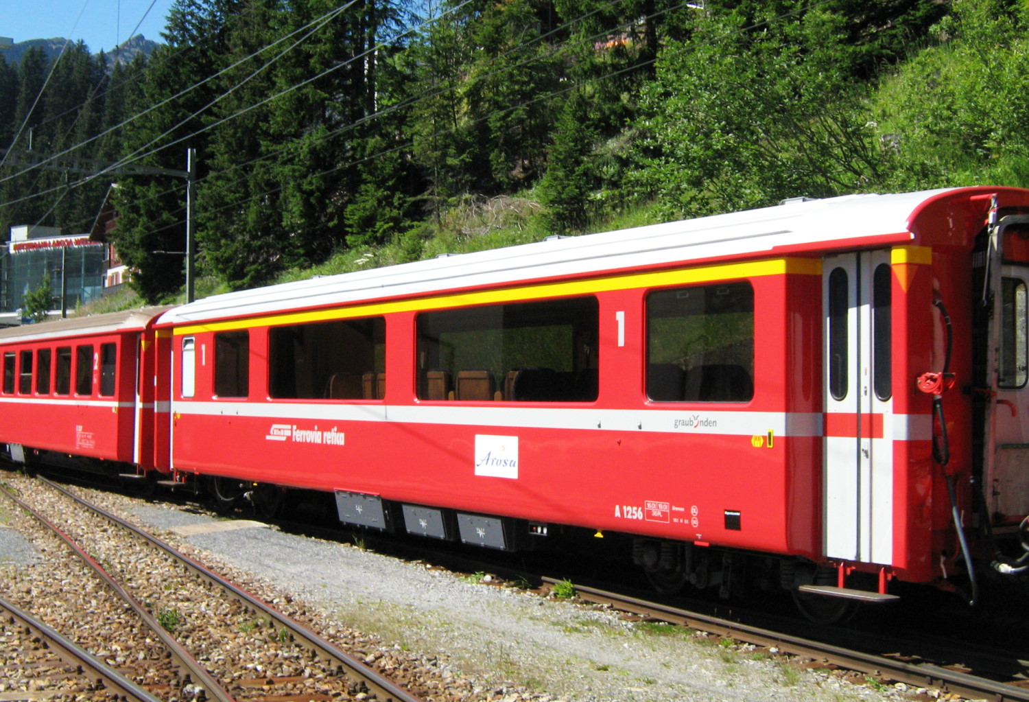 Original RhB Wagon A 1256 AROSA aus 2012. Dem Glacier-Express Modellbahnwagen von LGB 33667 wurde ja eine neue Inneneinrichtung spendiert! Dies htte gleich auch beim AROSA 1. Klasse Wagen Nr. A 1256 bercksichtigt werden knnen. Die Sitze sind nicht nicht durchgehend blau,  sondern in 2012 - lt. Originalwagon - mit brauner Rckseite. Die Anordnung der Sitze am Panoramafenster ist auch nicht korrekt wieder gegeben. Hier htten die Sitze gedreht werden mssen. Siehe Bildausschnitt rechts. 