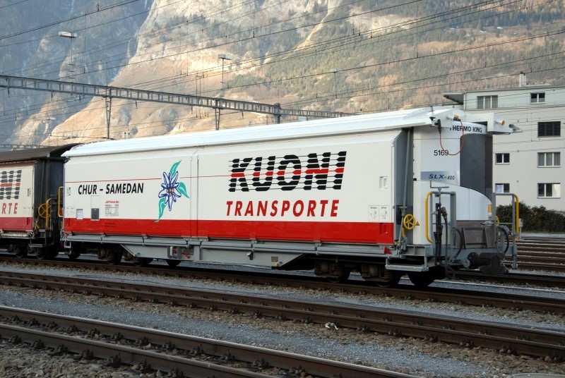 Neuer Kuoni Transportwagen - Schiebewand - mit Dacheinschnitt und modifiziertem Kühlaggregat von Thermo King