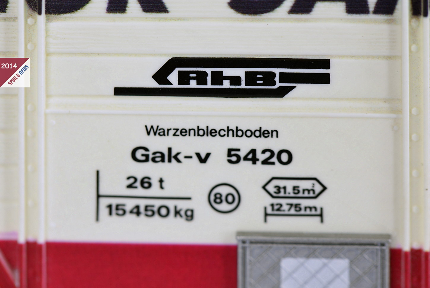 Der untere Teil der Beschriftung auf dem Wagenkasten: Gattung, Gewicht, Zuladung und Grenangaben wie Lnge und m. Die 80 im Kreis ist die zulssige Hchstgeschwindigkeit. Nicht zu verachten sind die angedeuteten Nieten oder Bolzen innerhalb des U-Profils fr die Stabilisierung der Seitenwnde. Saubere Ausfhrung. 