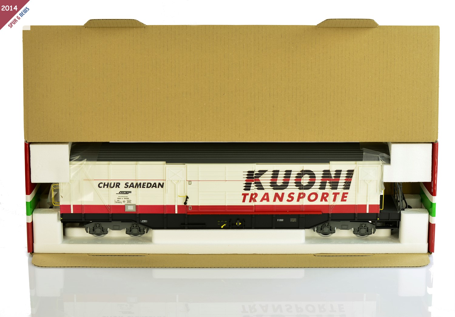 Gterwagen der RhB Typ Gak-v 5420 - Kuoni Transporte - von LGB - Gut zu erkennen ist der Schutz der Drehgestelle durch den kompletten Styroporklotz mit den entsprechenden Aussparungen auch fr Kupplung und Deichselenden. Dei Dachenden wurden ebenfalls mit Kunststofffolie und Styroporformkltzen im Karton vor leichten Sten geschtzt. Der Wagen ist einfach aus dem Umkarton zu entnehmen und umgekehrt. 