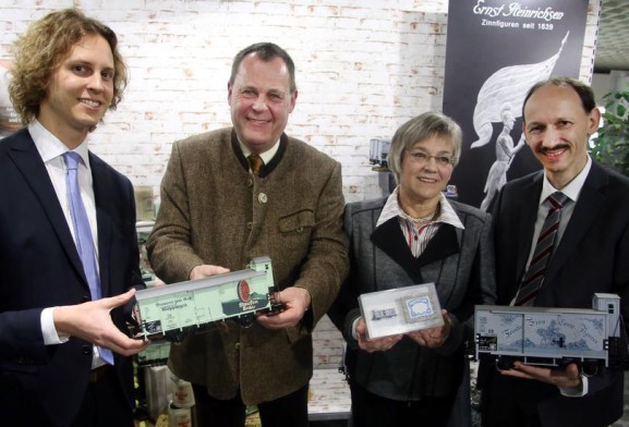 Florian Sieber (links) und Wolfrad Bchle (rechts) bei der Vorstellung der Spur I und LGB Museumswagen 2014 im Mrklinmuseum in Gppingen. 