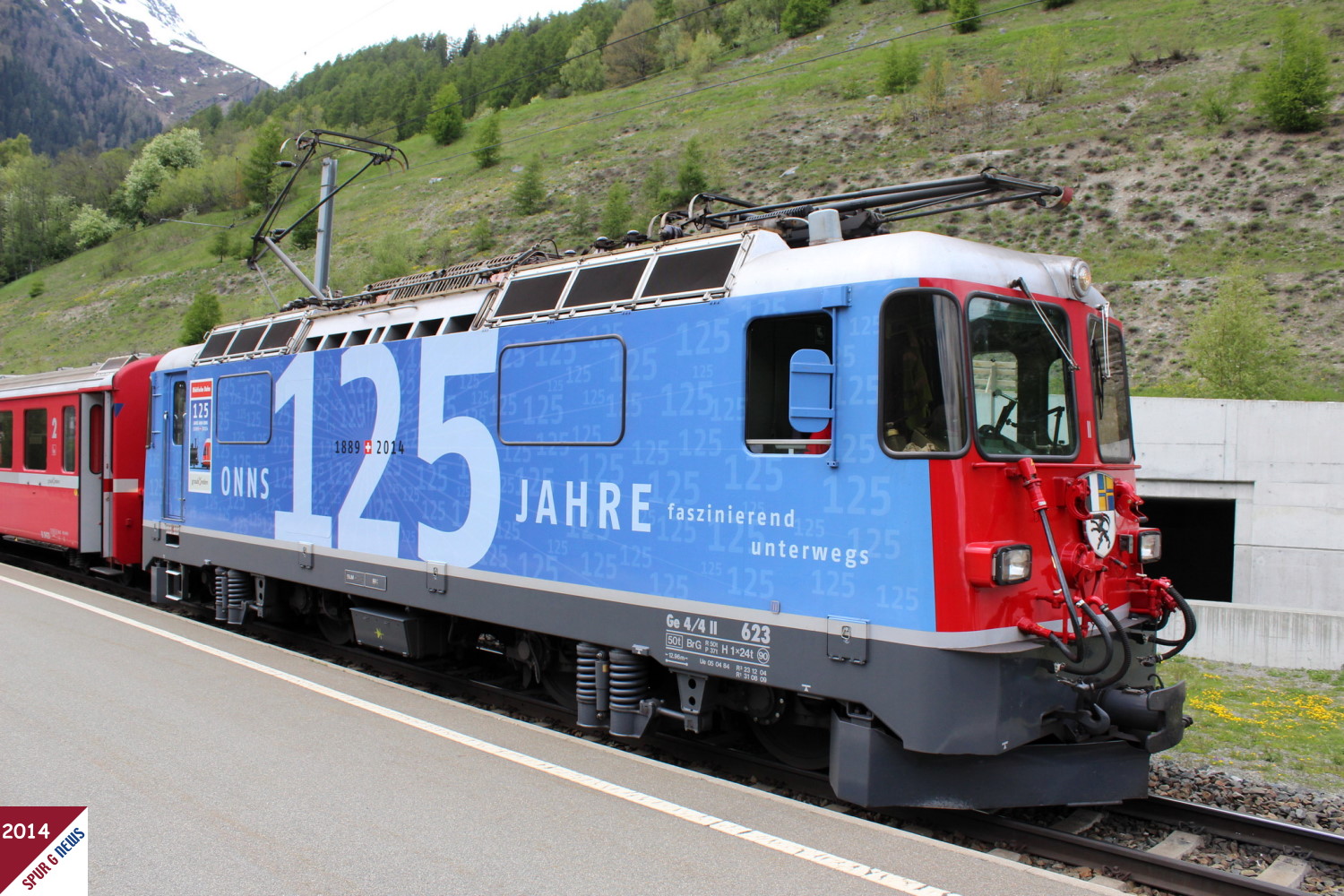 Ge 4/4 II Nr. 623 - 125 Jahre RhB im Einsatz mit Zug am 19. Mai 2015. 
