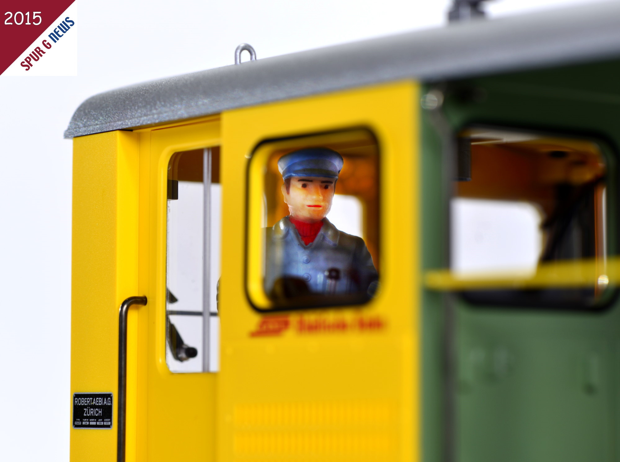 Der stehende Lokfhrer in dem Bahndiensttraktor ist ein "altbekannter" LGBler. Schade, dass hier vom Werk nicht mal umgedacht und anstatt der Blaumnner neue "Kerle" oder "Damen" in orangefarbigen Outfit eingesetzt werden. 