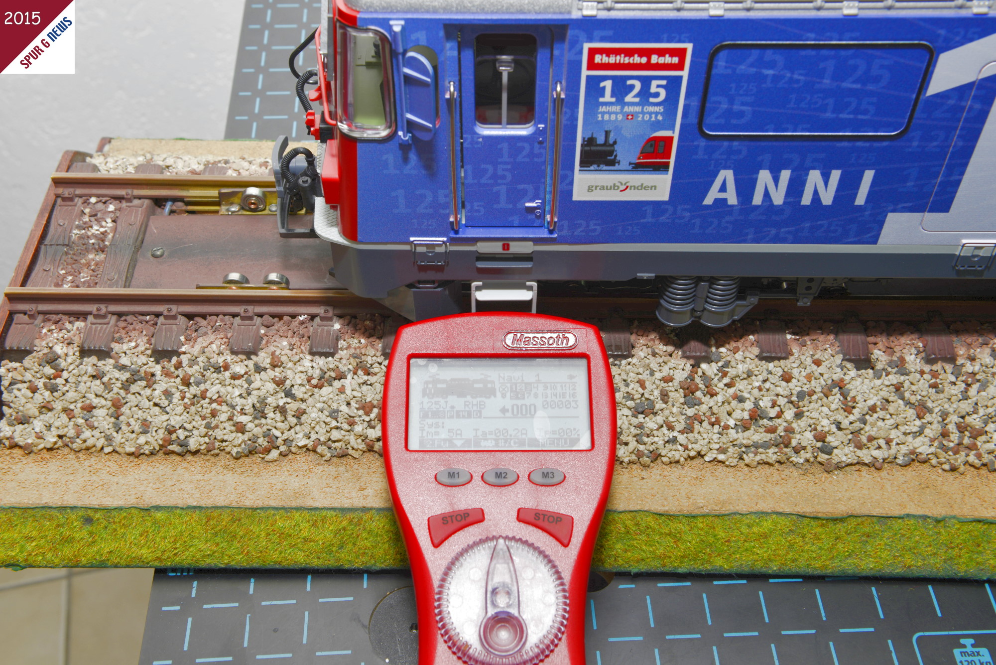 Testende: 16. November 2015 21:59 Uhr nach 34 Stunden und 54 Minuten schnurrte die Lokomotive immer noch auf dem Rollenprfstand als zu Beginn. Alle Birnchen brannten noch... auch das "Innenlicht" das der Lokfhrer eigentlich ausmacht, wenn er losfhrt (auch im Auto ist die Innenleuchte abschaltbar, denn es blendet unheimlich an der Innenscheibe)! Also bitte noch einen Draht mehr einbauen und auf eine Funktionstaste legen! Wie das geht nicht? Klar geht das! Siehe unseren Bericht ber den Tm 2/2 vom 14. Oktober 2015. Da waren die Tftler schon so weit und haben alles wnschenswerte bercksichtigt. Wer fr die Ge 4/4 III coop Tomate und fr die Ge 4/4 II 125 Jahre verantwortlich zeichnet wissen wir von den Spur G News nicht, aber LGB kann es besser! 