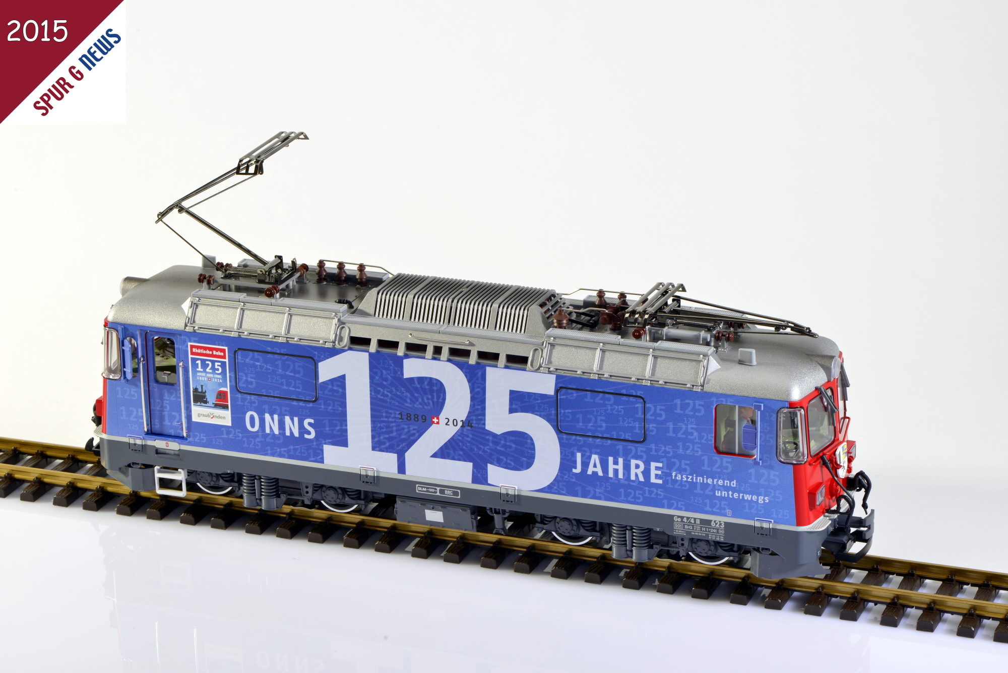 Kein Druckfehler beim Original und beim Modell! Auf der rechten Seite der Ge 4/4 II 125 Jahre RhB Lok, also Fhrerstand I in Fahrtrichtung, steht "ONNS 125 Jahre" faszinieren unterwegs. 