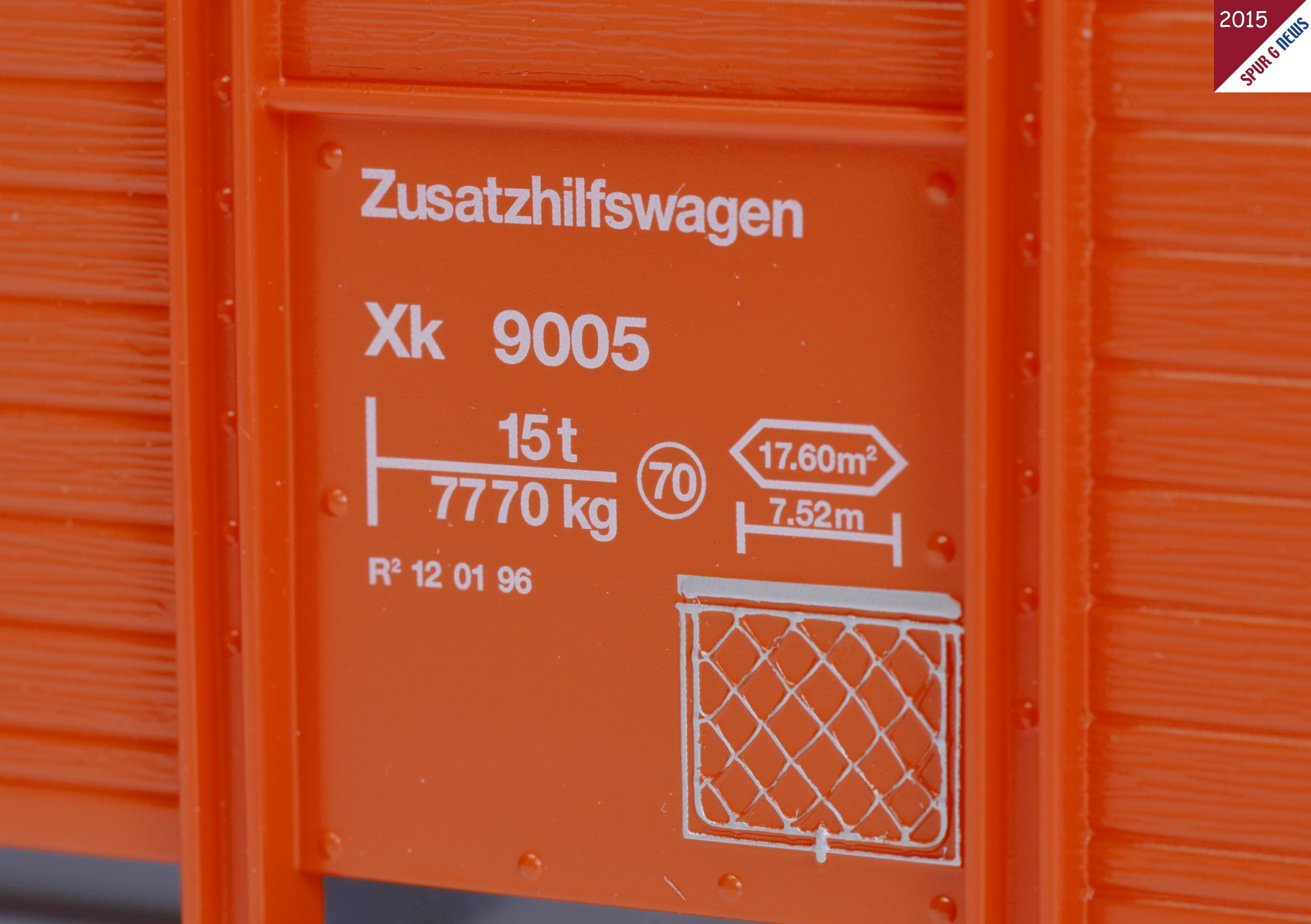 Das Schild mit der Spezifikation des Zusatzhilfswagen Xk 9005 wurde gut bedruckt und die Angaben sind stimmig mit dem Original. 