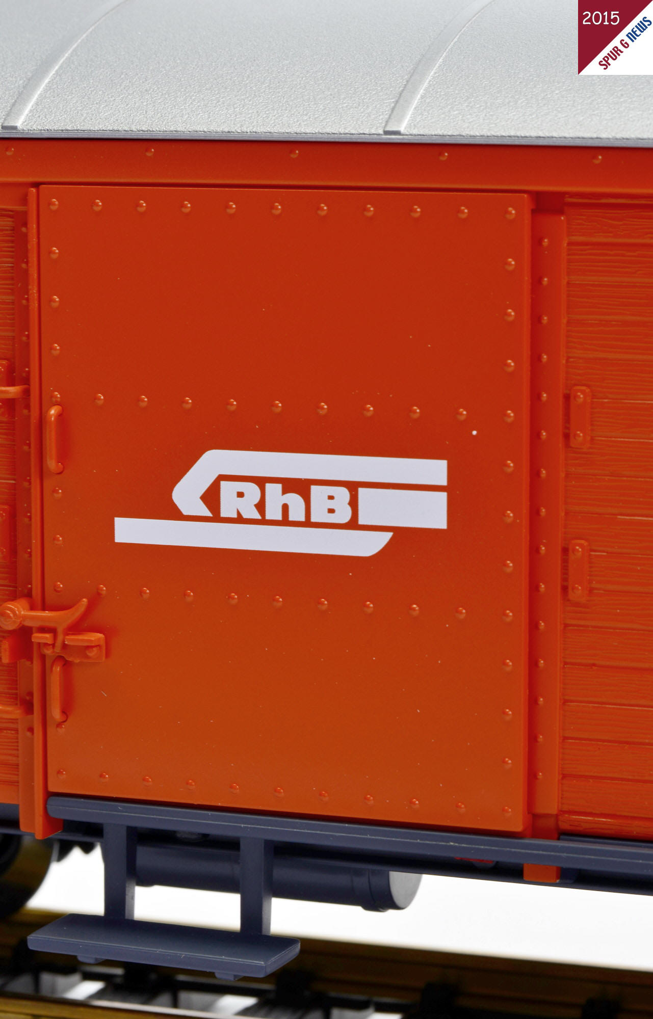Korrekt und sauber aufgedruckt ist auch das RhB Logo auf beiden Tren. Diese lassen sich durch leichtes hochdrcken des Hebels ffnen. 