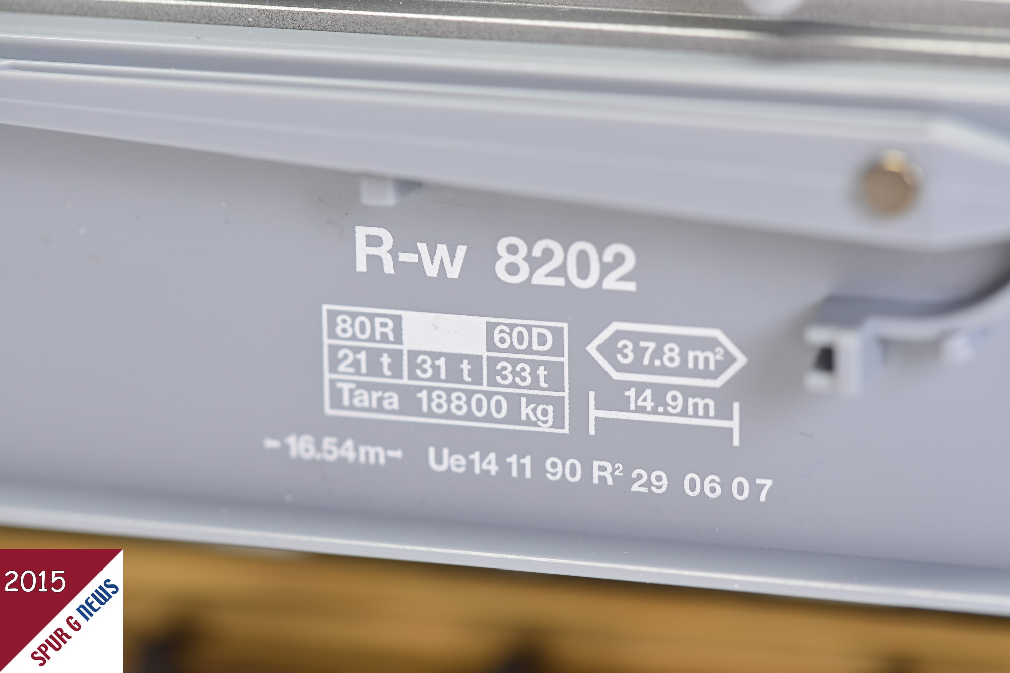 Die Spezifikation des R-w 8202 wurde sauber auf den grauen Rahmen gedruckt. Das angegebene Ma mit 14,9 m stimmt mit den Angaben aus dem RhB Gterverkehr Steckbrief fr diese Wagenart berein. Die 14,9 m stellen die Ladelnge dar. 