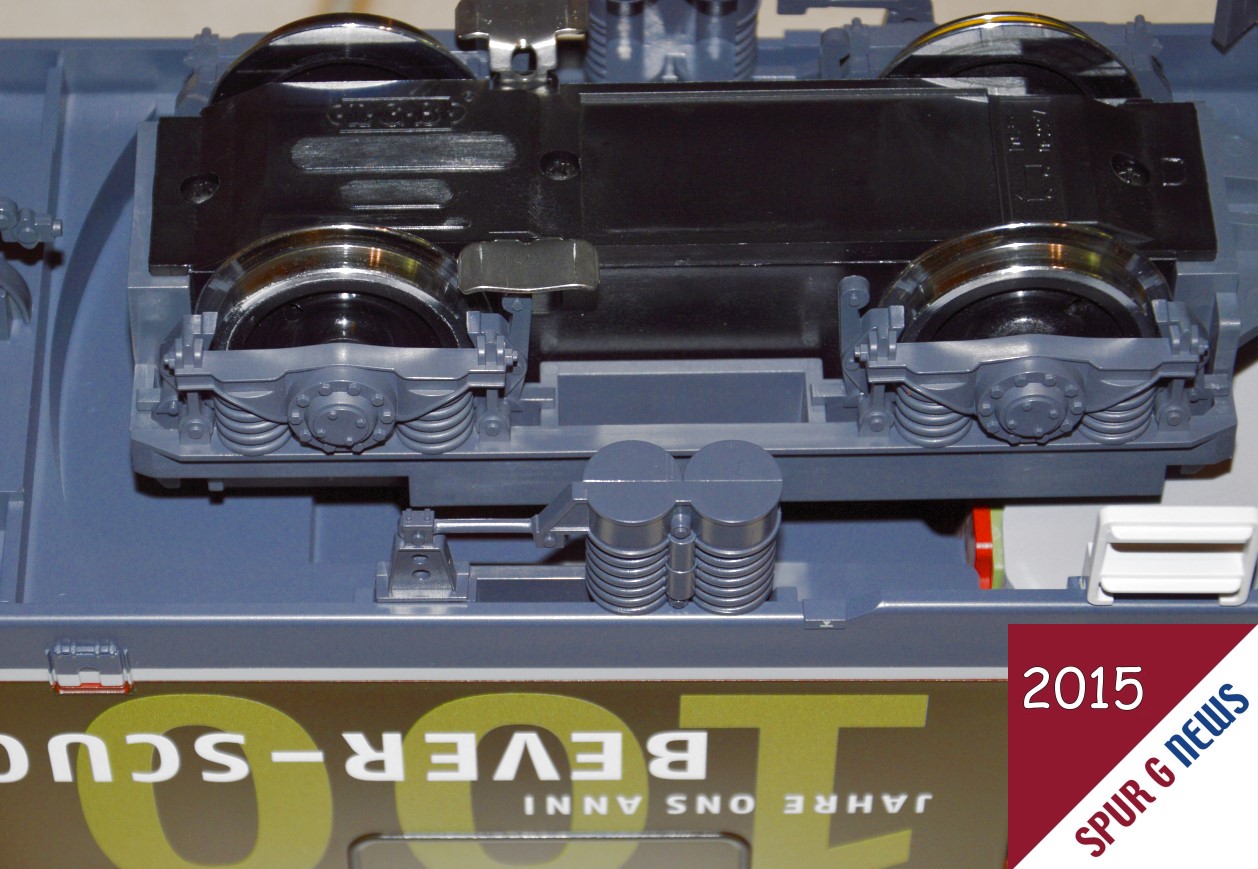 Grund der Überlegung CV´s auch auf der CS 2 von Märklin zu programmieren war der Getriebedeckel der LGB Lokomotive 100 Jahre Bever-Scuol - Art. Nr. 28438. In der Anleitung zur Lokomotive steht unter "Elektronischer Sound" das die Pfeife der Lok auch mit den beigelegten Schaltmagneten (Art. Nr. 17050) ausgelöst werden kann. AHA! Also LGB Zeichen auf dem Getriebedeckel und LGB Zeichen auf dem Schaltmagneten 17050 müssen deckungsgleich sein um die Pfeife auszulösen. Die beiden anderen Gravuren sind auf dem Deckel unkenntlich gemacht worden. In grauer Vorzeit erinnerte ich mich daran, dass eingebaute Reedkontakte nach Jahren auf der Gartenbahn die Eigenschaft des "Platzens" des Glasröhrchens in sich hatten. Also war meine Neugier, Deckel auf und sehen wie die Platine bei LGB unter Märklin aussieht sehr groß. Dabei entdeckte ich, dass ja zwei Reedkontakte eingebaut sind und das Kabel vom Getriebe auf die Elektronik auch drei Drähte hat. Also musste doch die ganze Lok aufgeschraubt werden. Warum? Na wenn nur ein Kontakt unter dem Getriebedeckel gewesen wäre hätte ich diesen wieder aufgeschraubt. Löst nun der zweite Kontakt auch aus? Ausprobiert und nix passiert. Somit habe ich dann die Bedienungsanleitung weiter gelesen und bin beim Funktionsmapping auf der Seite 9 auf Register 447-450 Funktionsmapping Sensor 1 rückwärts und Register 452-455 Funktionsmapping Sensor 2 rückwärts gestoßen. Wenn die beiden Sensoren ausgelöst werden, dann muss es nicht nur rückwärts sondern auch vorwärts gehen. Somit war die Neugier groß und das verändern des Lebenslaufes der Lok begann mit der Umprogrammierung der CV´s. Da ich hier aber nicht weiterkam holte ich mir vom Profi im LGB Werk Rat und Tat. Nicht nur einmal, nein doch mehrmals. Der Groschen ist dann erst gefallen als ich unseren Club-Digital-Guru Martin am Telefon hatte. Bei Massoth können die Reedkontakte mit CV 190 und CV 191 programmiert werden. Das geht aber beim mfx von Märklin nicht. In der "normalen" Anleitung der Central Station konnte ich dann auf Seite 14 und 15 das verändern der CV´s mit Funktionsmapping nachvollziehen. Die CS 2 von Märklin kann nämlich BEIDES: CV´s im DCC Modus ändern oder CV´s im mfx Mapping konfigurieren. Klingt schwierig, ist aber leicht. Der Massoth Nutzer kann die CV´s der mfx oder xls Decoder nur über die entsprechenden Werte in den Anleitungen im DCC Modus ändern. Die mit mfx ausgerüsteten Lokomotiven melden sich ja automatisch an der CS2 an und vergeben eine Nummer. Es besteht aber auch die Möglichkeit bei Einrichtung einer neuen Lok auch die DCC Variante der Programmierung zu wählen. Die Entscheidung kann jeder für sich treffen. Ich bevorzuge bei mfx Decodern nun die Variante Mapping durch CS2.