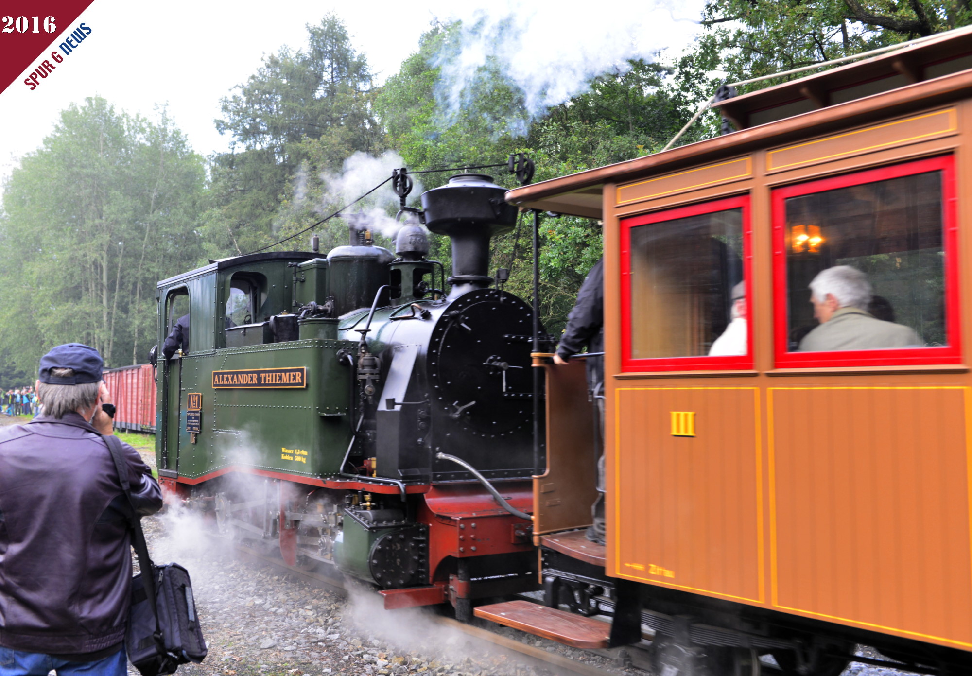 Bild oben: Schsische IK "Alexander Thiemer" der SOEG bei der Feierstunde am Freitag 05.08.2016 mit dem III Klasse Abteil des Doppel-Personenwagens 25K / 8K auf Bahnsteig 7 in Bertsdorf - Zittau - Sachsen. 