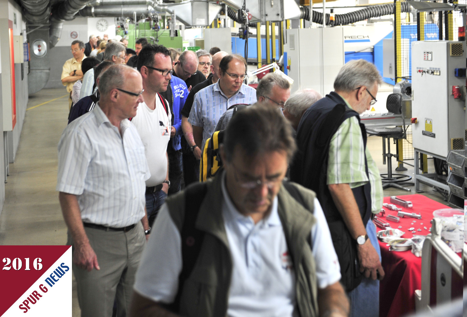 So gegen 10:30 Uhr reihten wir uns auch in die Schlange der Wartenden am kostenfreien Rundgang durch die Werkshallen ein. Sehr viele Mrklianer, Trixer und LGBler waren gekommen um Informationen ber die Produkte zu erhalten und den Werdegang der Modellbahn hautnah zu erleben. Wir hatten ja schon des fteren ber diese Rundgnge berichtet. Diesmal informierten wir uns ber Digitaldruck und Galvanik. Warum? Zum einen wird ja bei der geliebten LGB der Druck mit 4 Dsen Farbdruckern ausgefhrt. Die nette Dame, nchstes Mal schreibe ich mir dann auch diesen auf. Aber diese junge Mitarbeiterin mit den herrlich blauen Augen hatte Fach-