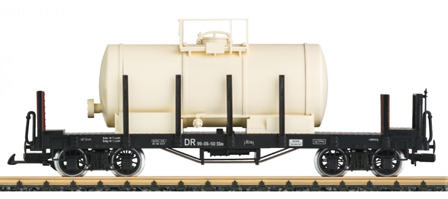 Modell eines 4-achsigen Rungenwagens mit Bremserbhne und aufgesetztem Kessel. Neue Stirnwnde mit Bretterstruktur, einzeln eingesetzte Rungen. Vorbildgetreue Farbgebung und Beschriftung als Lschwasserwagen der DR fr das Meterspurnetz im Harz in Epoche IV. Metallradstze.