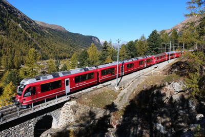 Bild: In Krze erreicht der ALLEGRA mit einem Regionalzug dei Station Morteratsch am Fue des gleichnamigen Morteratsch-Gletschers. 