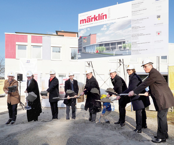 von links nach rechts: Hr. Kehrbach, Architekturbro; Johannes Noack, Innenarchitekt; Edgar Wolff, Landrat Gppingen; Wolfrad Bchle, technischer Geschftsfhrer von Mrklin; Ulrich Weiss, Leonhard Weiss Bauunternehmen; Guido Till, Oberbrgermeister Gppingen; Florian Sieber, Geschftsfhrender Gesellschafter von Mrklin; Dr. Hariolf Teufel, Vorstandsvorsitzender Kreisparkasse Gppingen