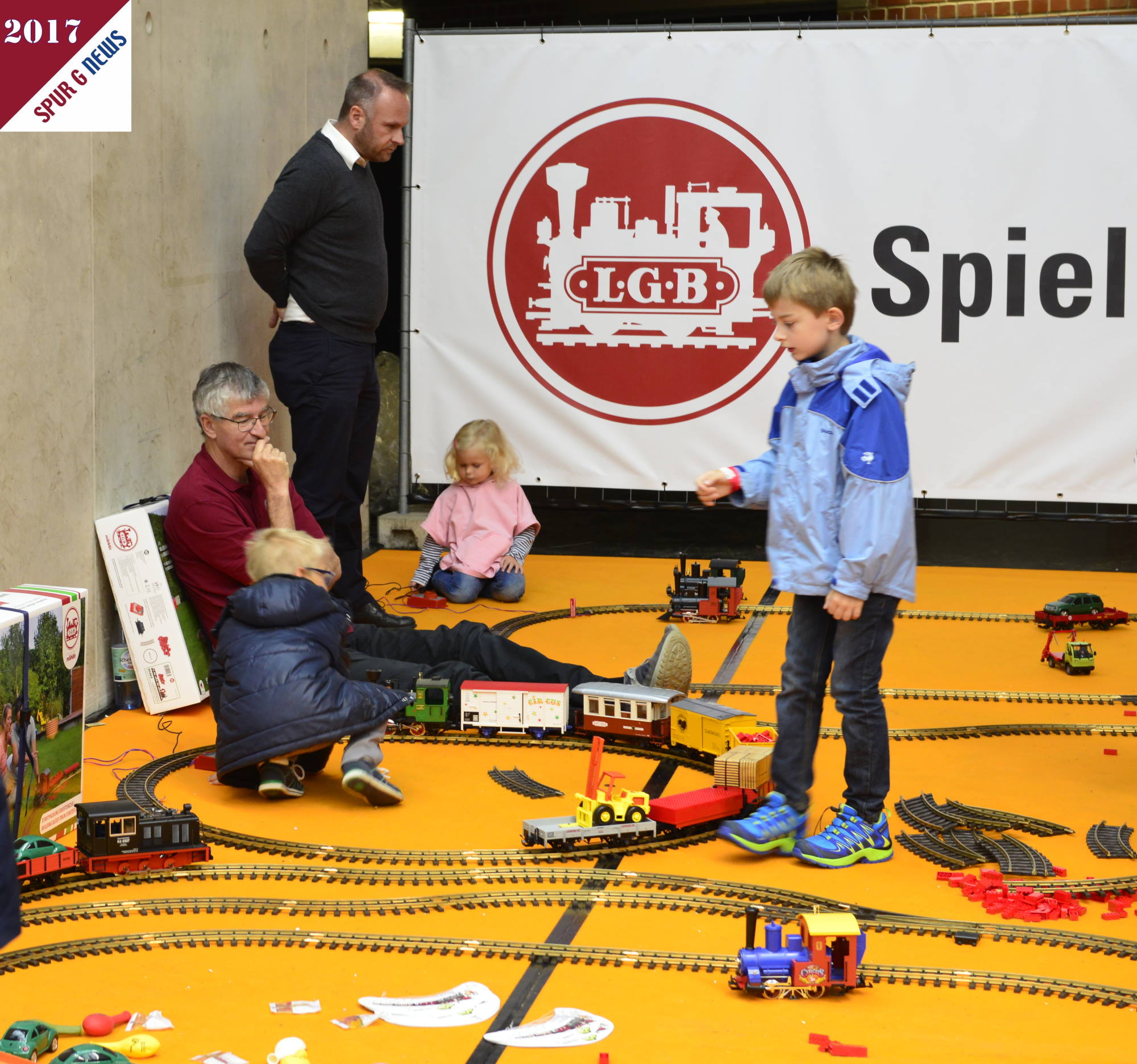 Der Sonntag auf den Mrklin / LGB Tagen war begleitet mit Spielen fr die Kinder. Hier auf dem orange farbigen Teppick konnten die Anfangspackungen, das Gleissystem, der beliebte Bausteinwagen und die anderen Ladegter fr die Gterwagen ausprobiert werden. Eine tolle Sache mit mehreren, von Kinderhand phantasievollen aufgebauten, Strecken und den robusten Modellfahrzeugen. 