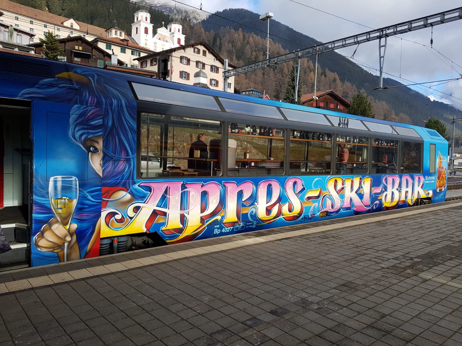 Diesmal keine Photoshop Montage oder kein Aprilscherz. Hier der blaue "Aprs-Ski-Bar" wagen vor der herrlichen Stadt-Kulisse von Disentis (Dank an Christian Fesl) im Dezember 2018. Der Wagen in der blauen Farbgebung wrde gut zum blauen "AROSA" Allegra passen. Aber halt, ich denke durch die engen Kurven von Chur nach Arosa und den tiefen Schrzen drfte es mit dem Wagen ein Problem geben. Nach Arosa fhrt ja schon der Brenwagen. 