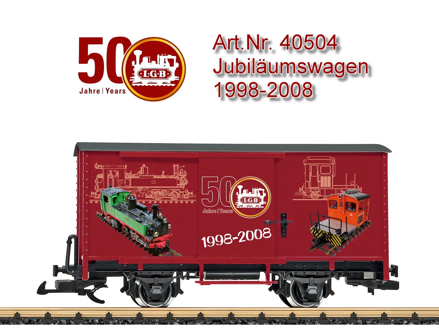 Modell eines zweiachsigen gedeckten Gterwagens in einer speziellen Farbgebung anlsslich des 50. Jubilums der LGB - Gartenbahn. Bedruckt mit den schnsten Modellen aus den Jahren 1998 bis 2008. Seitliche Tren zum ffnen. Metallradstze. Lnge ber Puffer 30 cm.