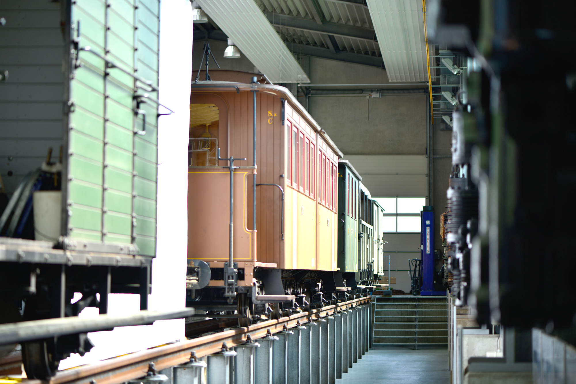 In der herrlichen Wagenhalle der Prenitztalbahn sehen Sie den schsischen Sonderzug der SOEG im Original und auch im Modell von LGB. 
